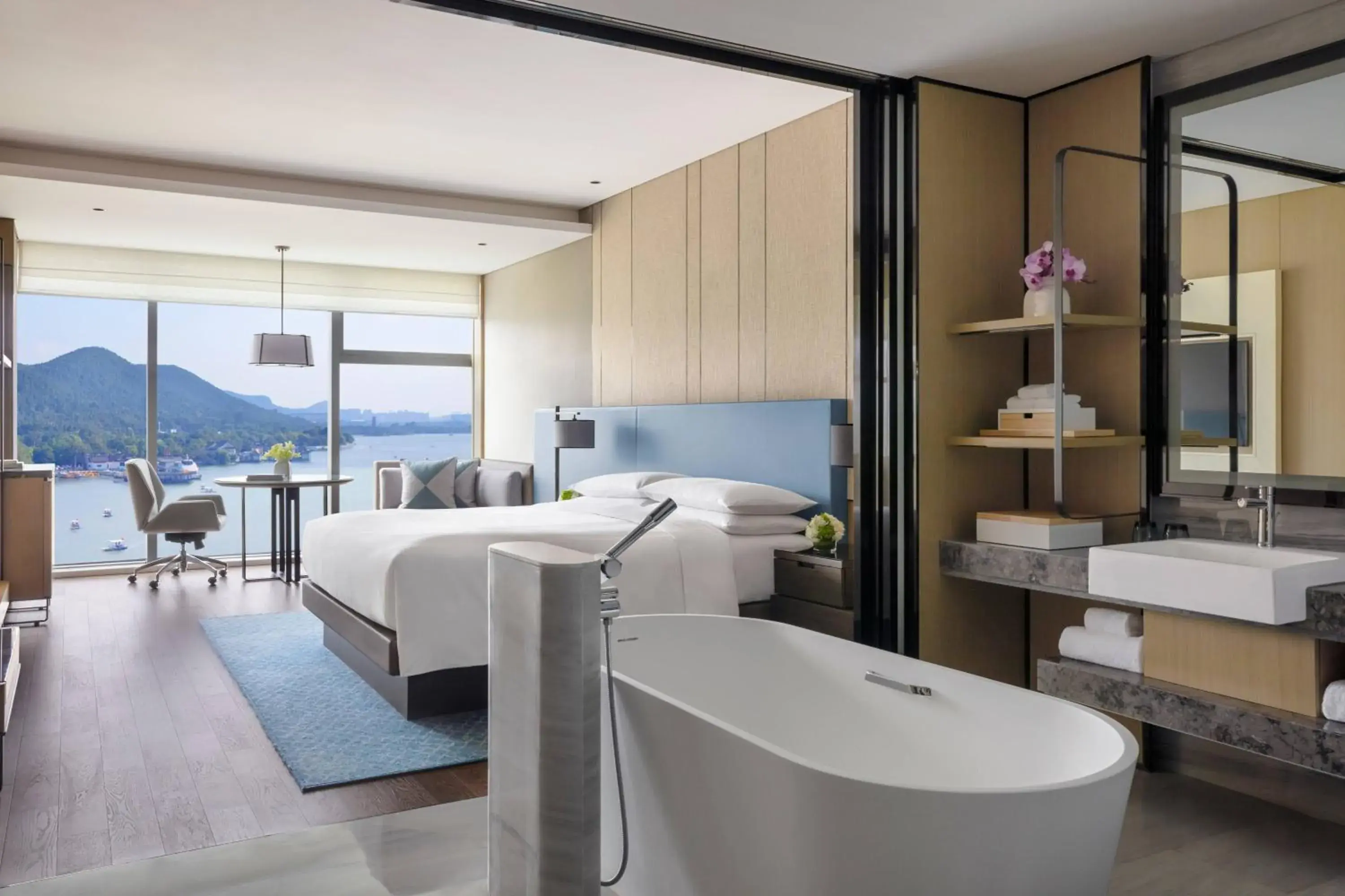 Executive level, Guest room, 1 King, Lake view in Xuzhou Marriott Hotel Lakeview Executive level, Guest room, 1 King, Lake view in Xuzhou Marriott Hotel Lakeview