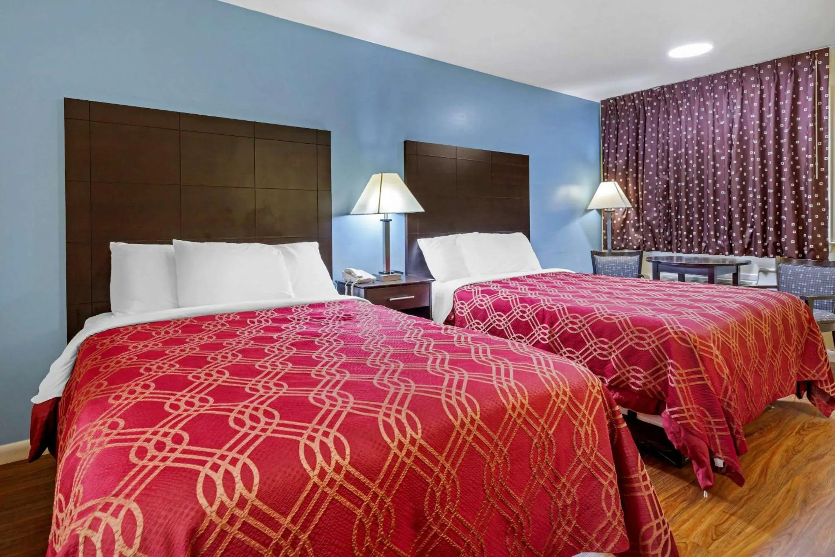 Standard Double Room with Two Double Beds - Smoking in Econo Lodge Woodstock - Shenandoah Valley I-81 Standard Double Room with Two Double Beds - Smoking in Econo Lodge Woodstock - Shenandoah Valley I-81