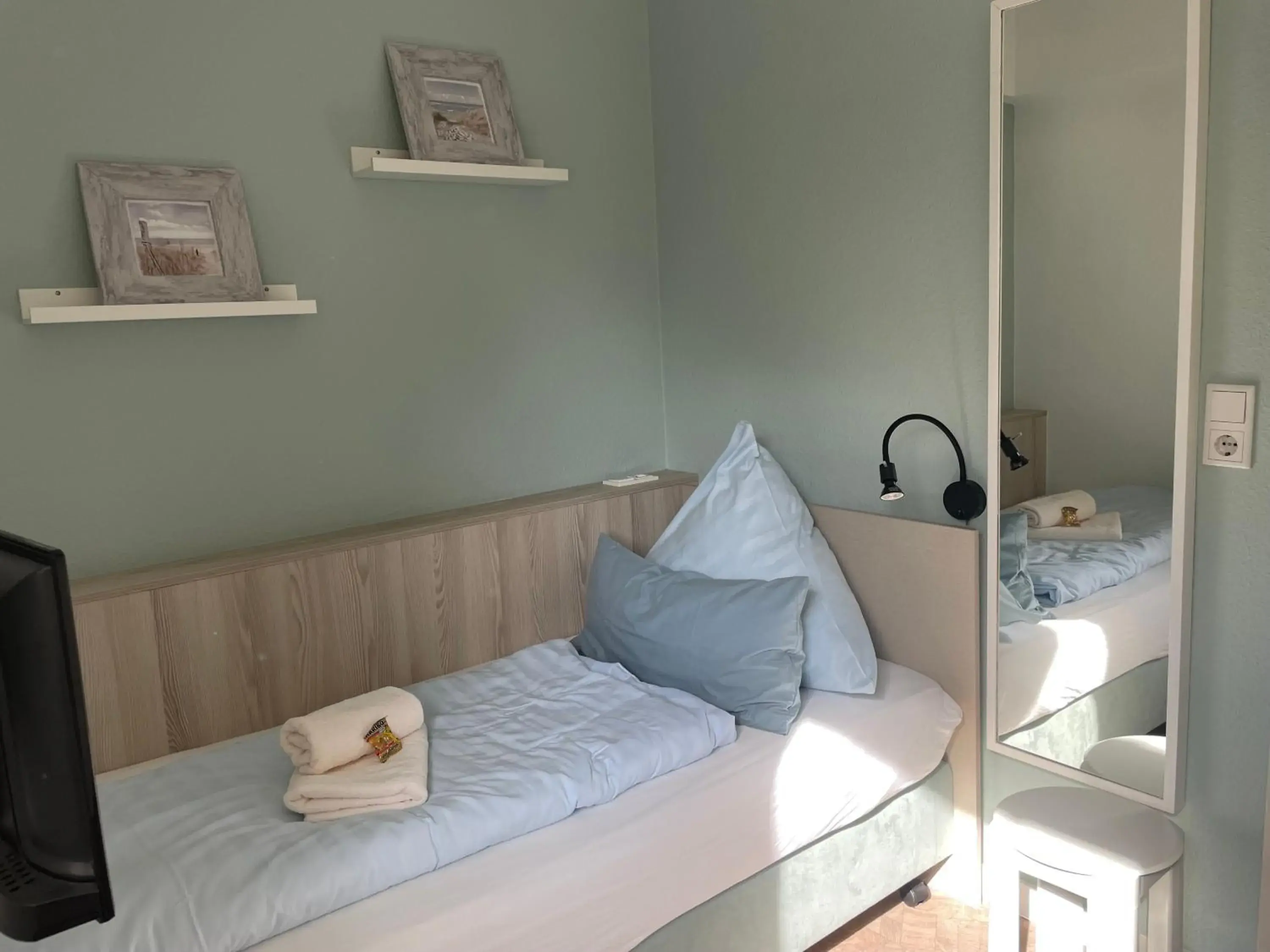 Small Single Room - single occupancy in Hotel Garni Goldener Anker Small Single Room - single occupancy in Hotel Garni Goldener Anker