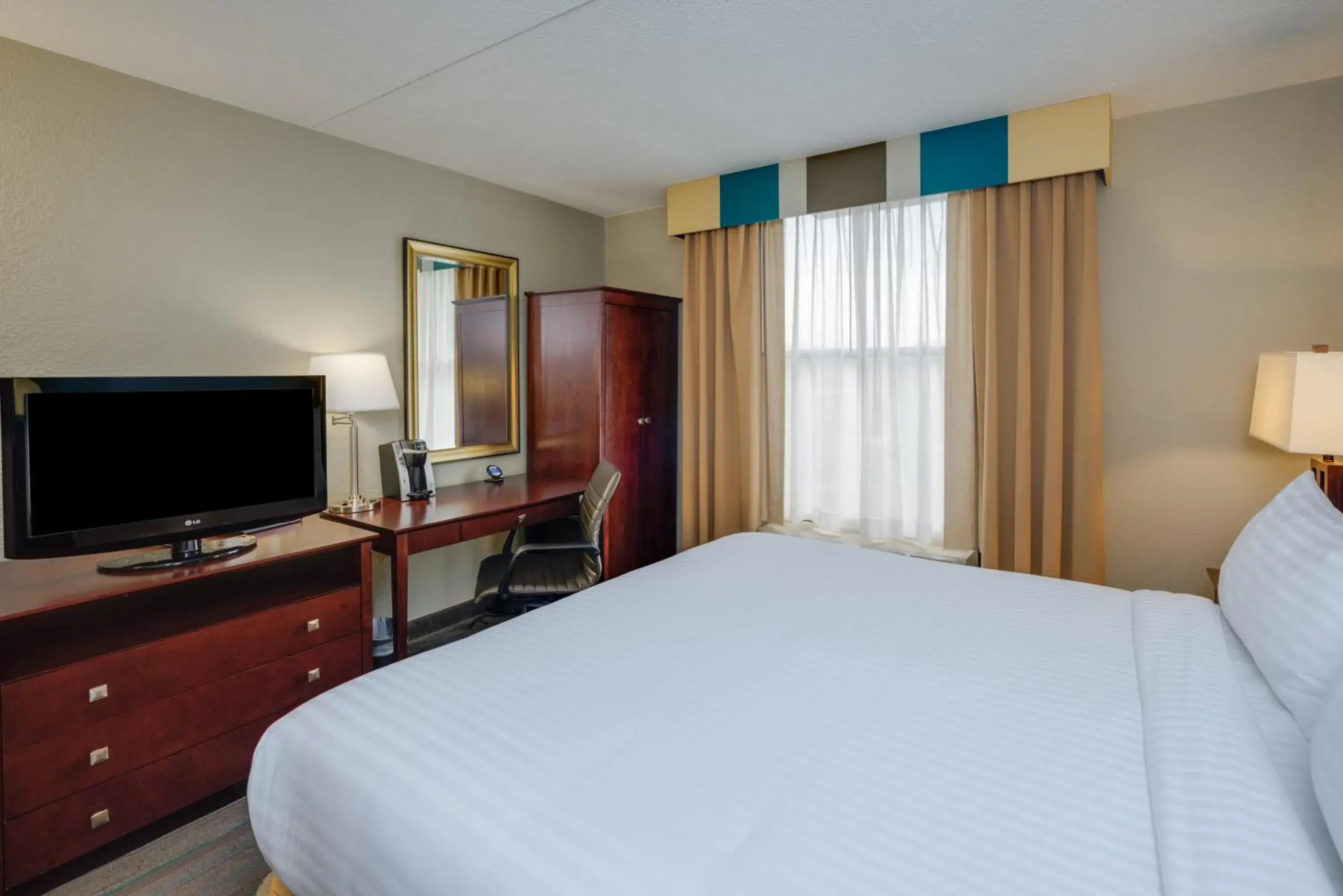 King Room - single occupancy - Mobility Access Tub - Non-Smoking in Holiday Inn Express Washington DC East- Andrews AFB by IHG King Room - single occupancy - Mobility Access Tub - Non-Smoking in Holiday Inn Express Washington DC East- Andrews AFB by IHG