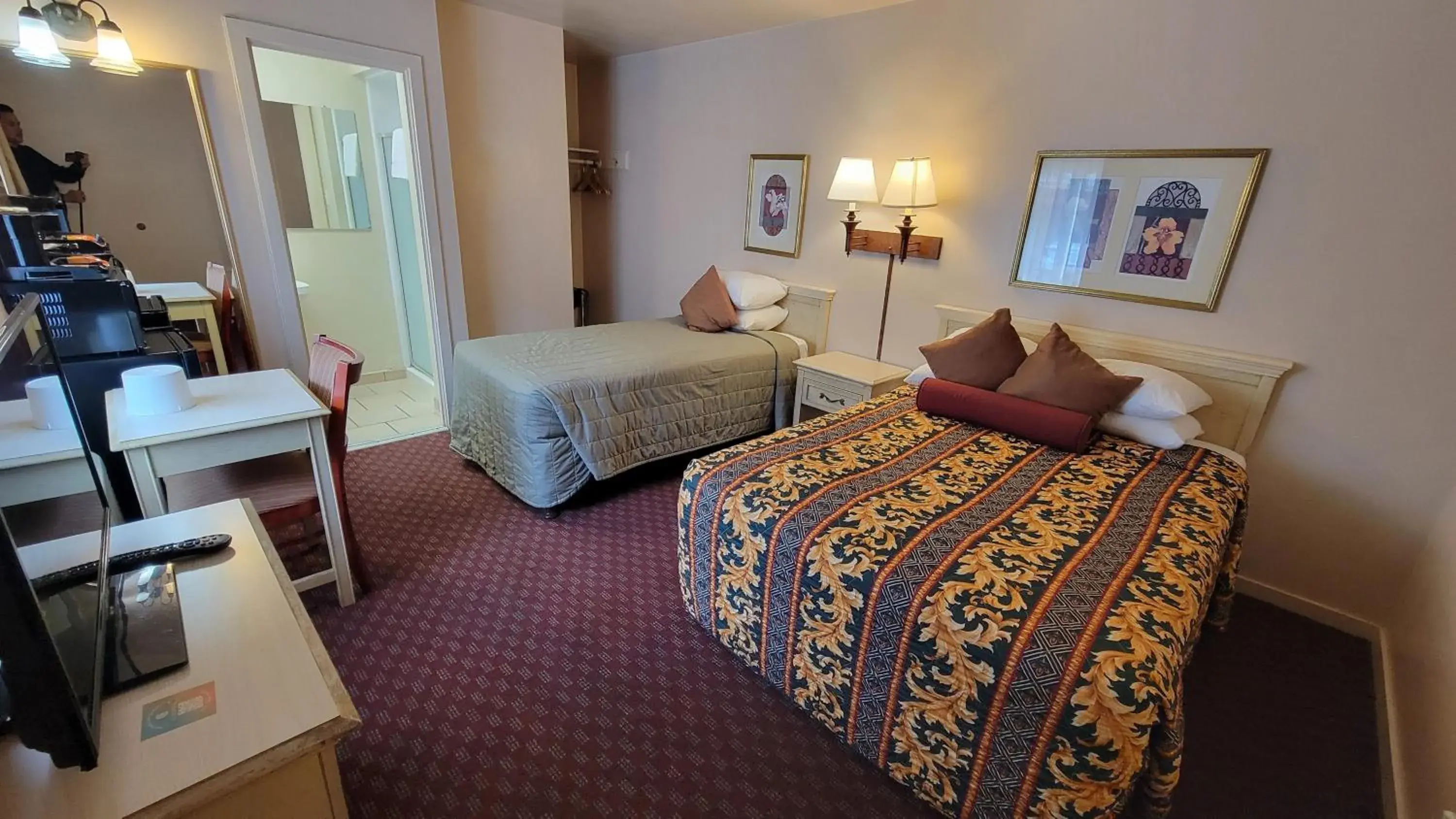 One Double Bed and One Twin Bed Room in El Camino Inn One Double Bed and One Twin Bed Room in El Camino Inn