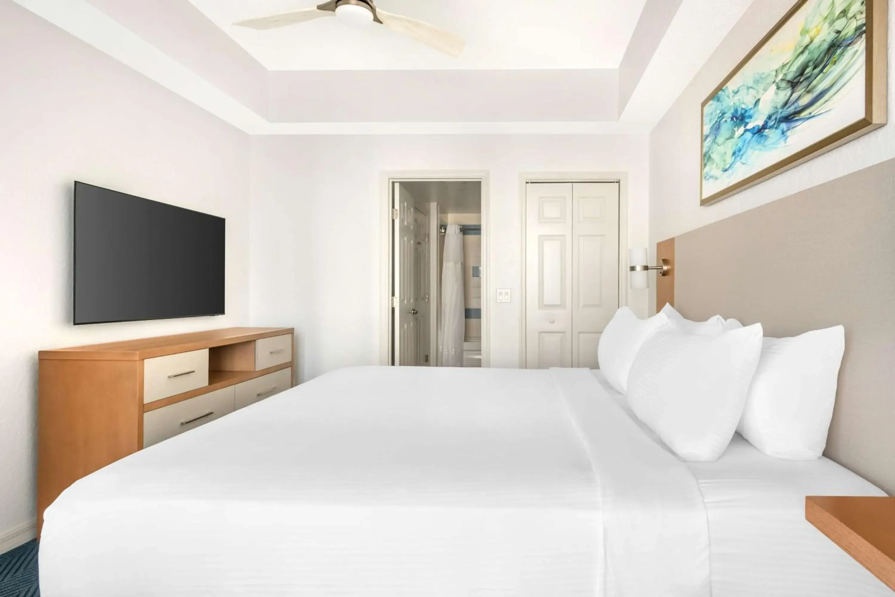 One-Bedroom Queen Suite with Sofa Bed and Bath Tub in Hilton Vacation Club The Cove on Ormond Beach One-Bedroom Queen Suite with Sofa Bed and Bath Tub in Hilton Vacation Club The Cove on Ormond Beach