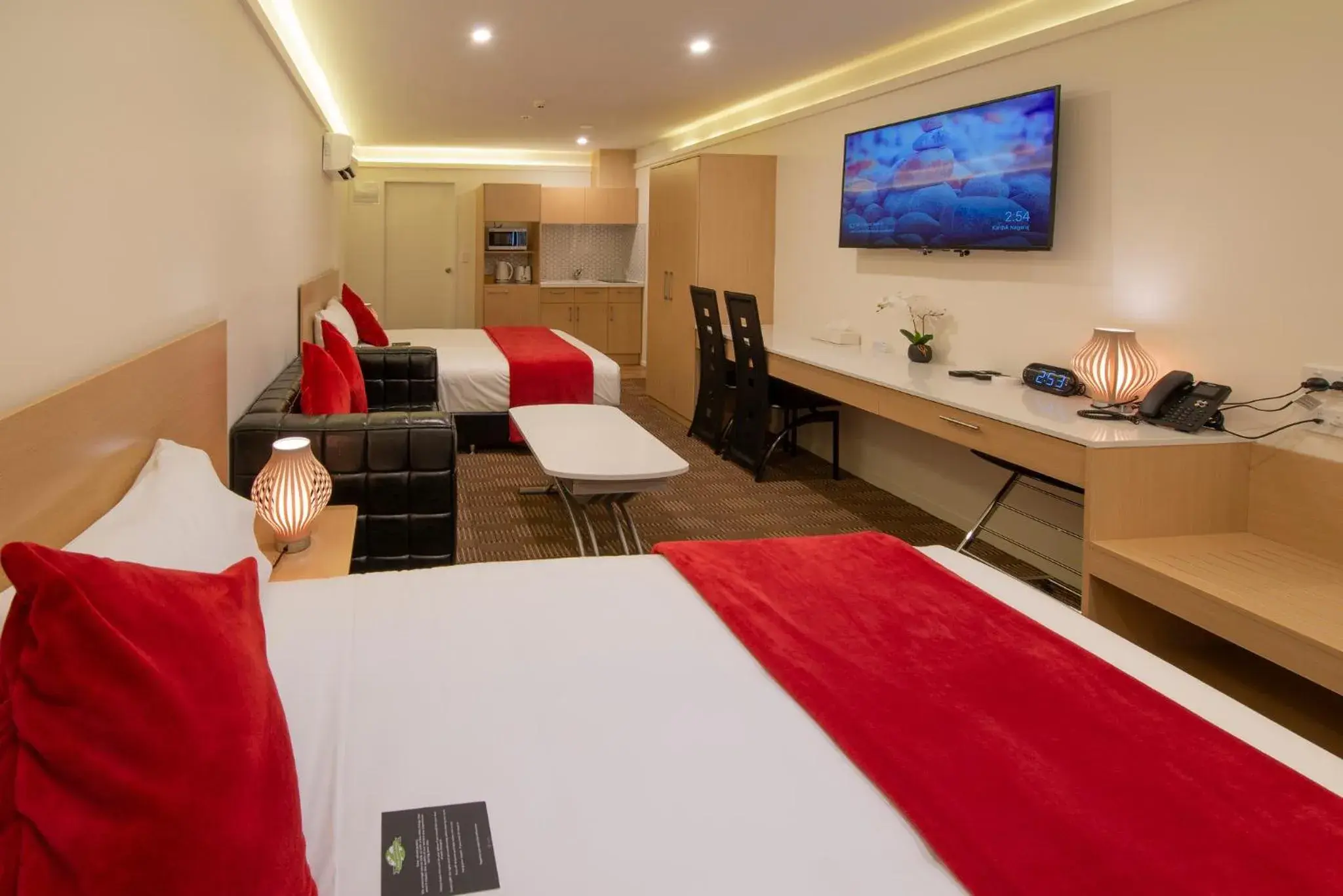 Large Two Queen Bed Studio in V Motel Large Two Queen Bed Studio in V Motel