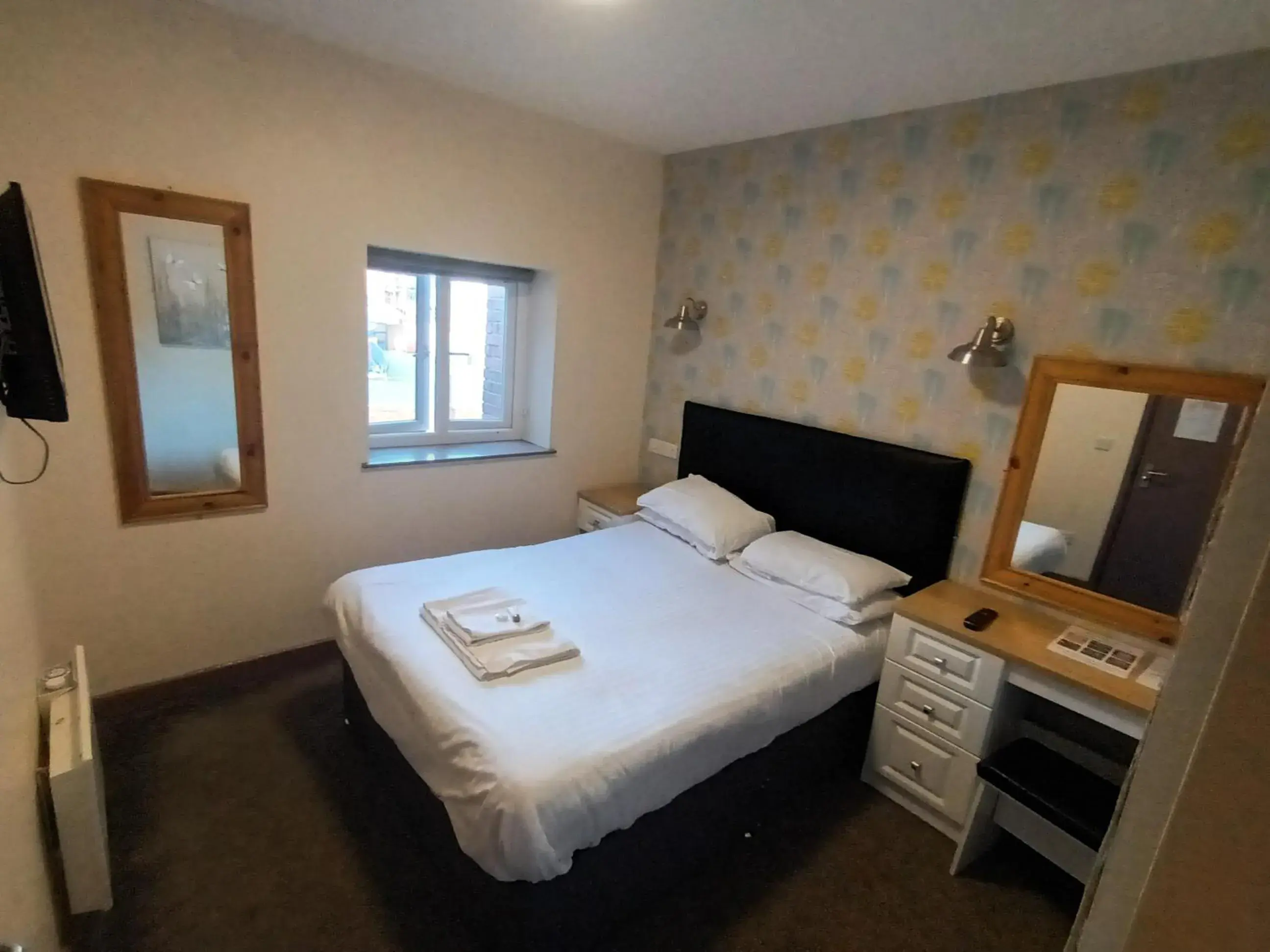 Budget Double Room in The Saltley Inn Budget Double Room in The Saltley Inn