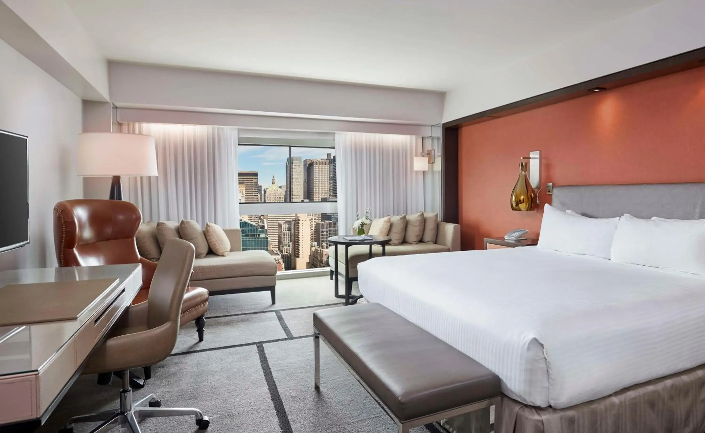 Deluxe King Room with City View in Millennium Hilton New York One UN Plaza Deluxe King Room with City View in Millennium Hilton New York One UN Plaza