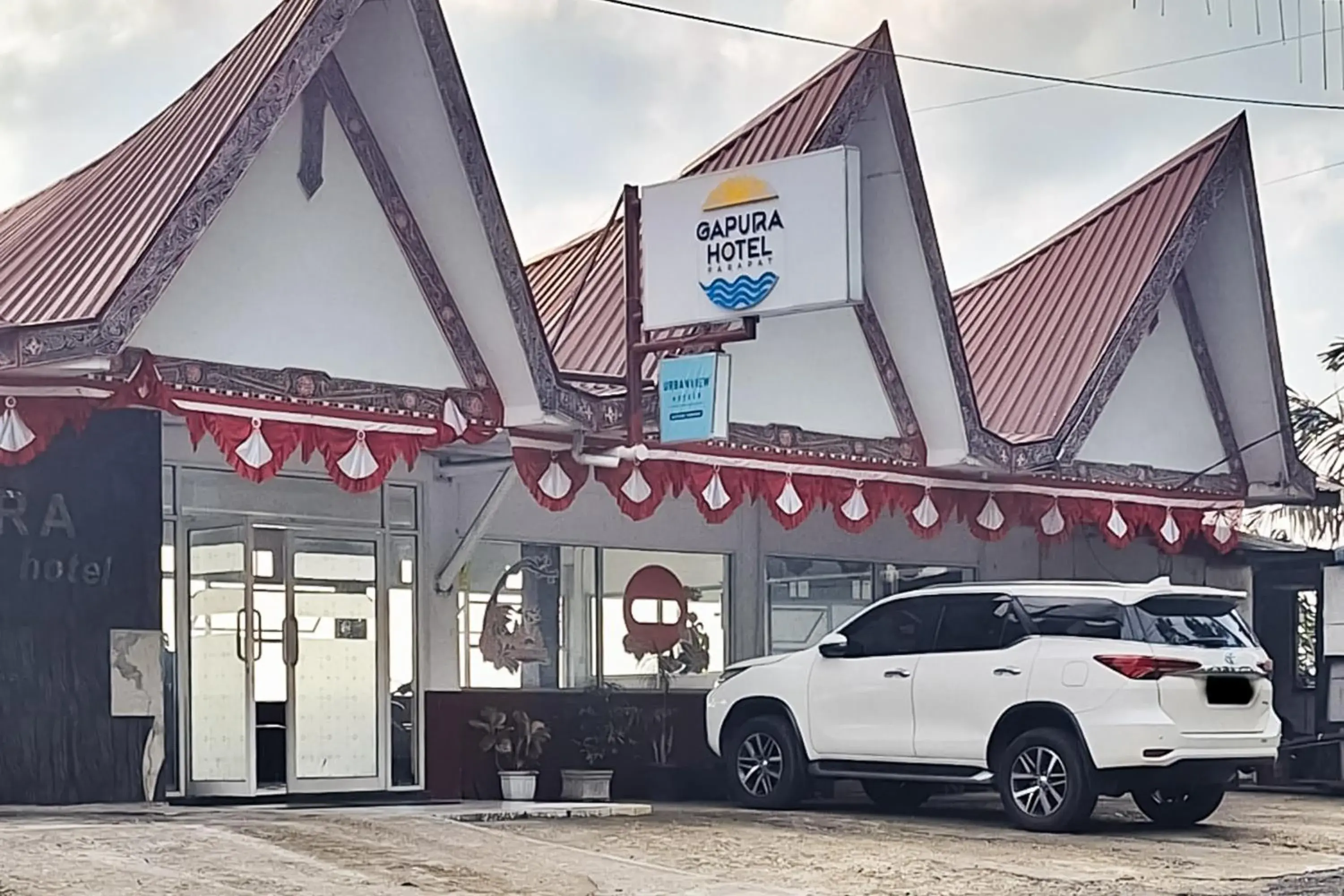 Property building in Urbanview Hotel Gapura Parapat Property building in Urbanview Hotel Gapura Parapat