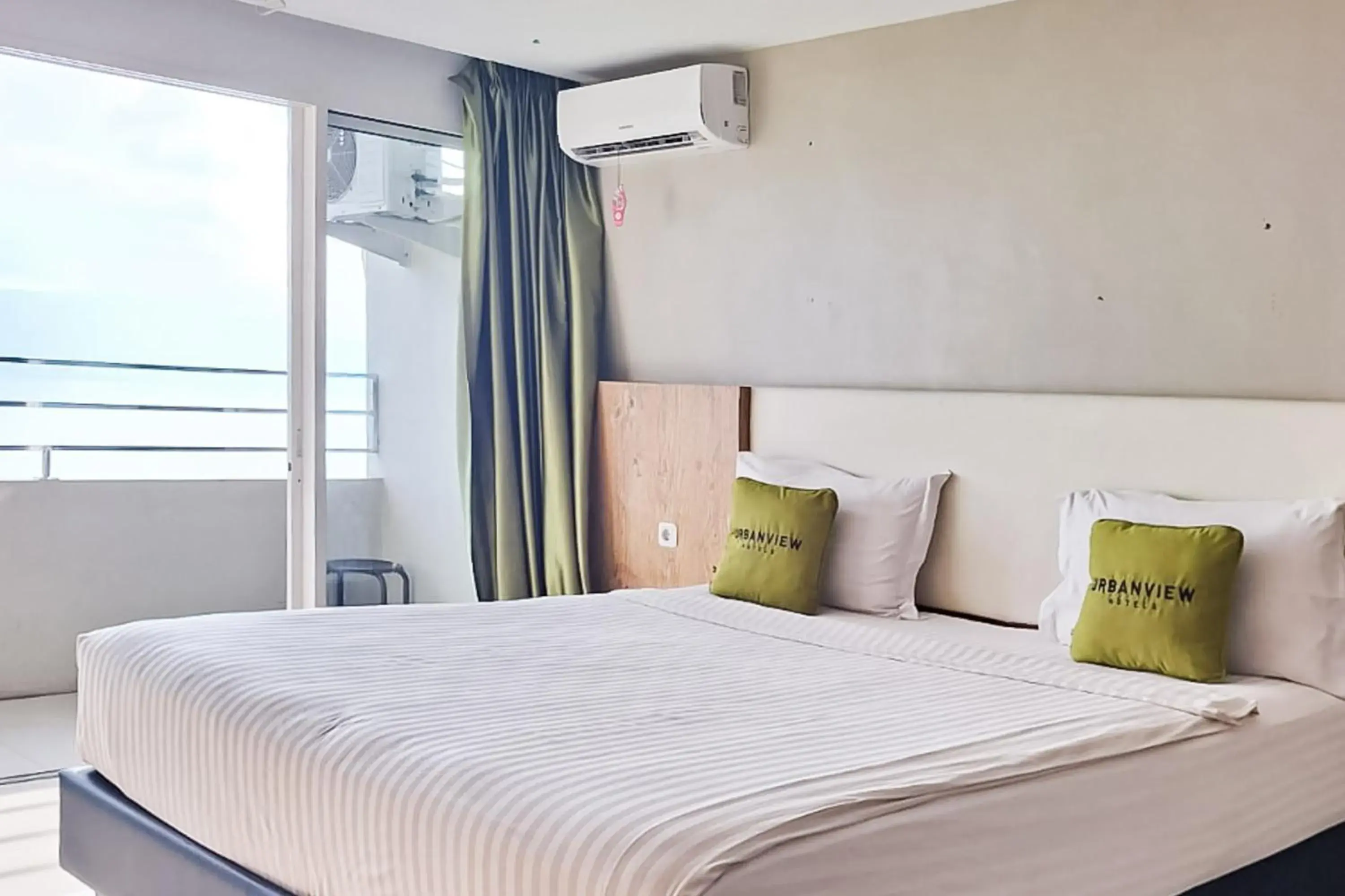 Deluxe Double Room in Urbanview Hotel Gapura Parapat by RedDoorz Deluxe Double Room in Urbanview Hotel Gapura Parapat by RedDoorz