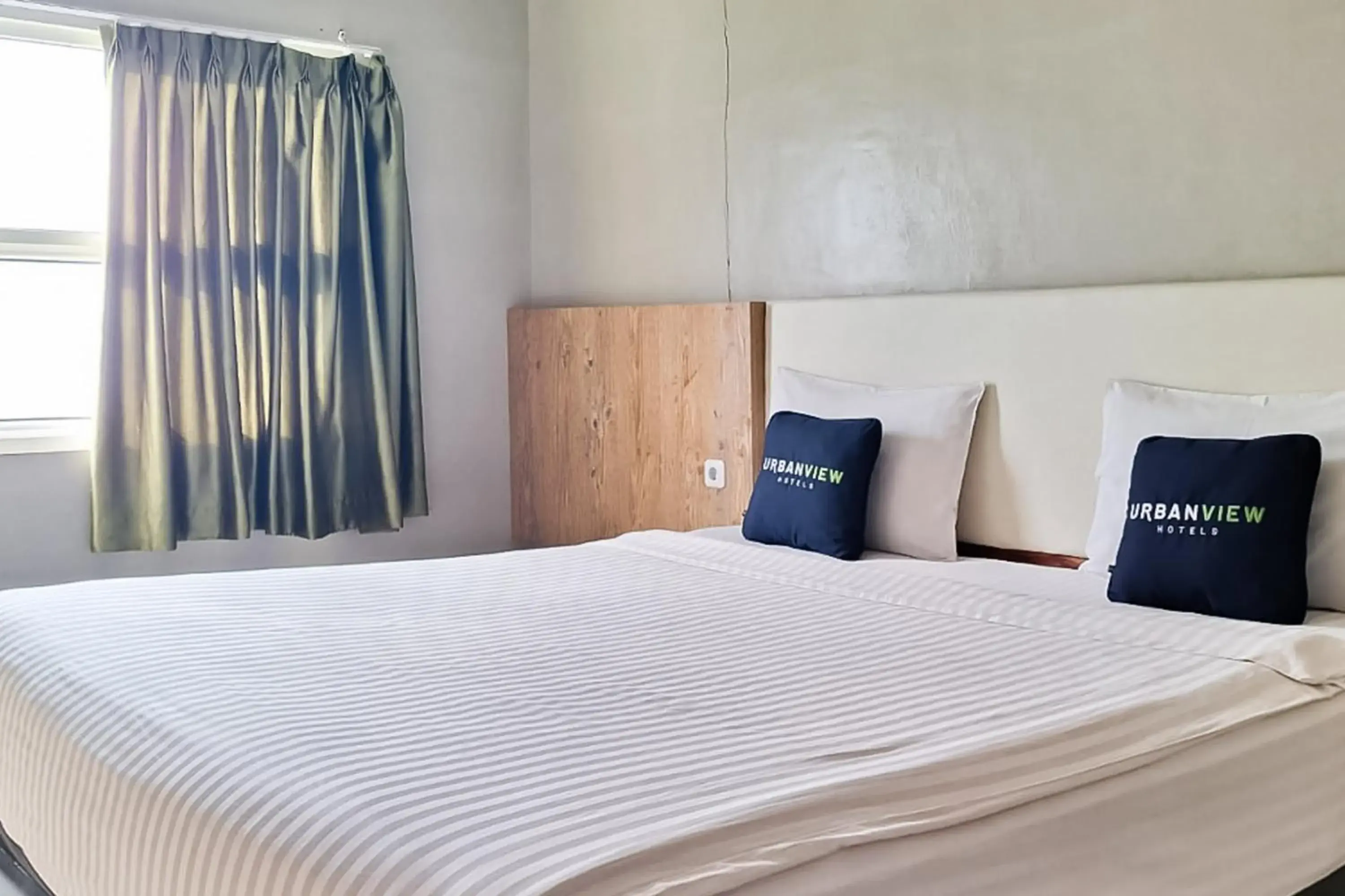 Superior Queen Room in Urbanview Hotel Gapura Parapat by RedDoorz Superior Queen Room in Urbanview Hotel Gapura Parapat by RedDoorz