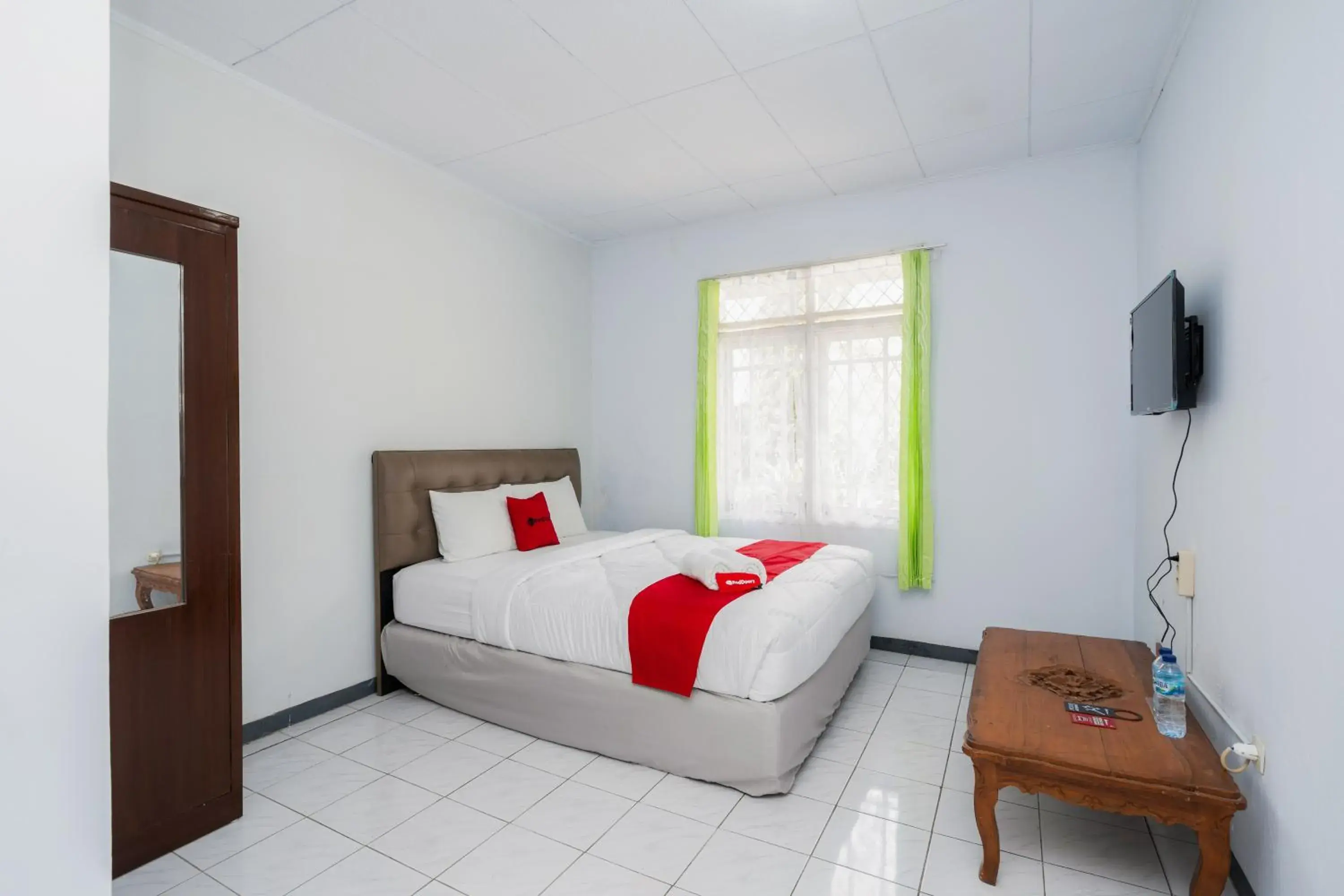 Double Room in RedDoorz Syariah near RSUD Cimacan Double Room in RedDoorz Syariah near RSUD Cimacan