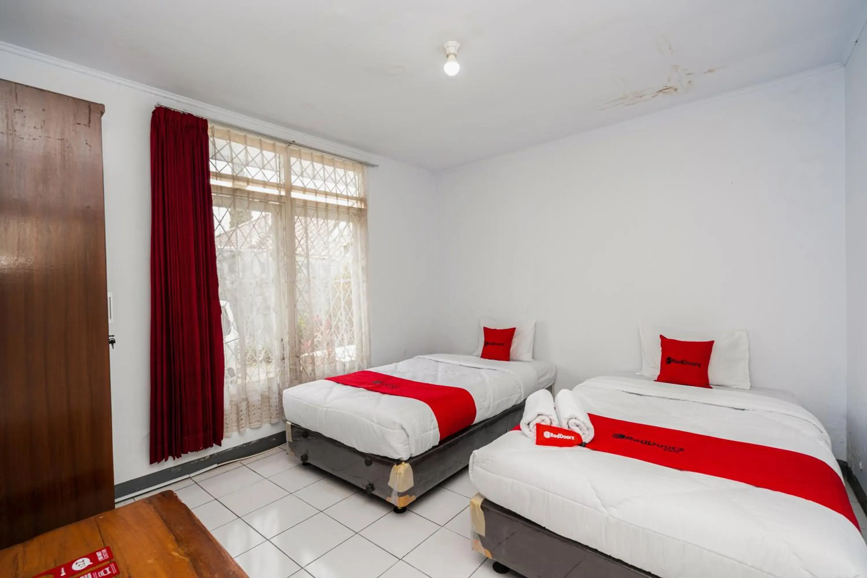 Twin Room in RedDoorz Syariah near RSUD Cimacan Twin Room in RedDoorz Syariah near RSUD Cimacan