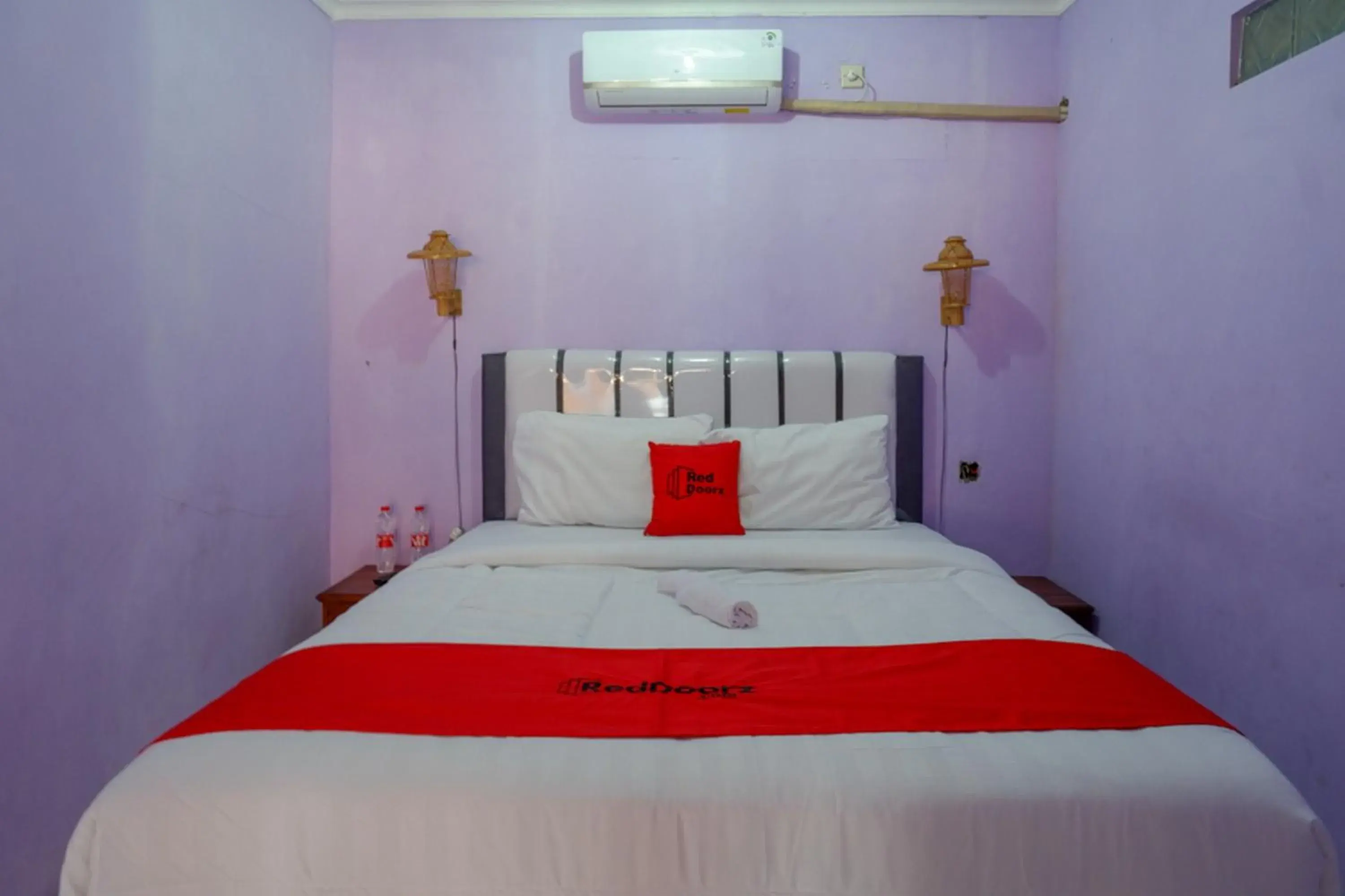 Standard Double Room in RedDoorz near Goa Jatijajar 2 Standard Double Room in RedDoorz near Goa Jatijajar 2