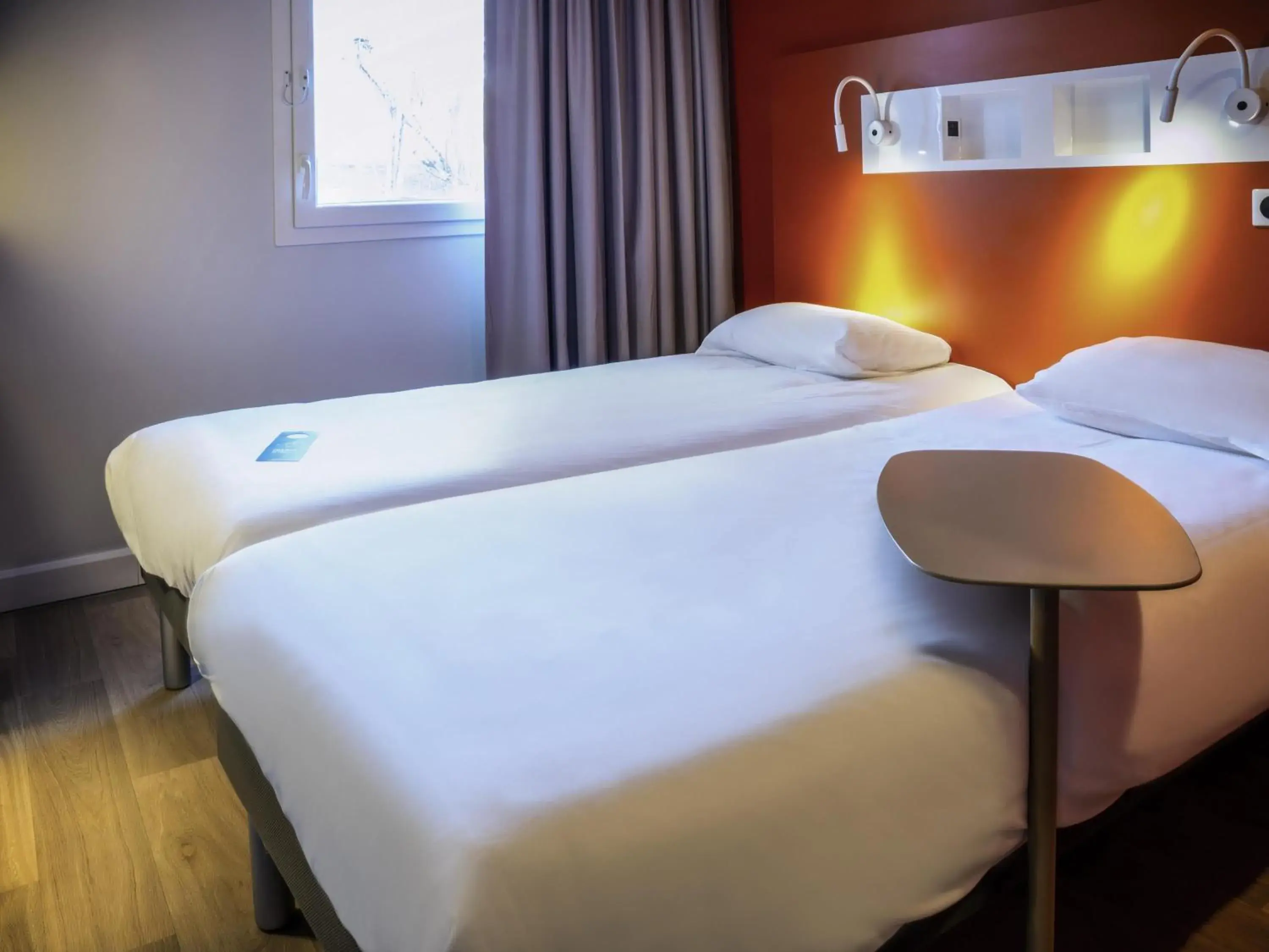 Twin Room with two single beds in ibis budget Reims Parc Des Expositions Twin Room with two single beds in ibis budget Reims Parc Des Expositions