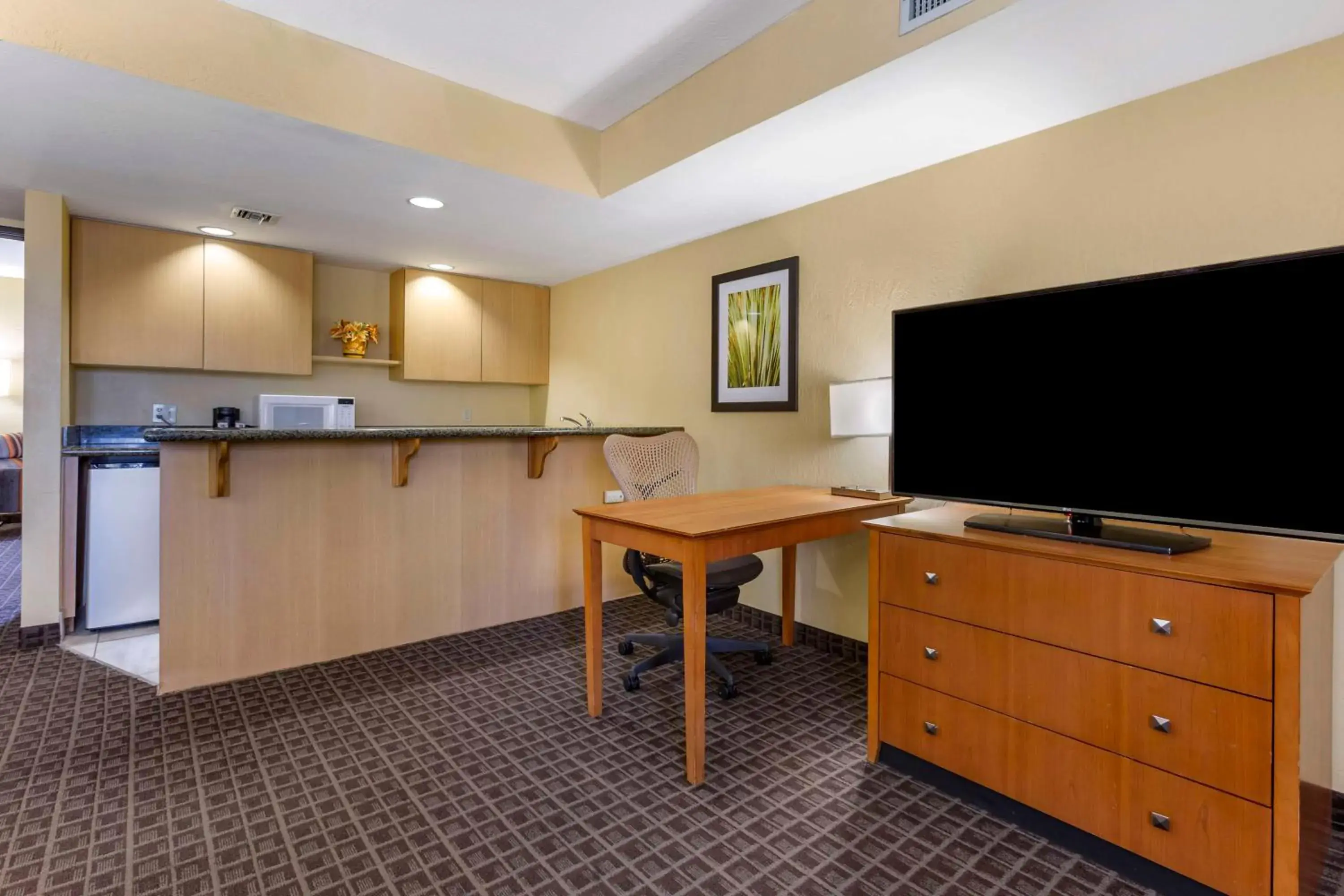 Suite with Two Double Beds and Balcony in Best Western Plus Scottsdale Thunderbird Suites Suite with Two Double Beds and Balcony in Best Western Plus Scottsdale Thunderbird Suites
