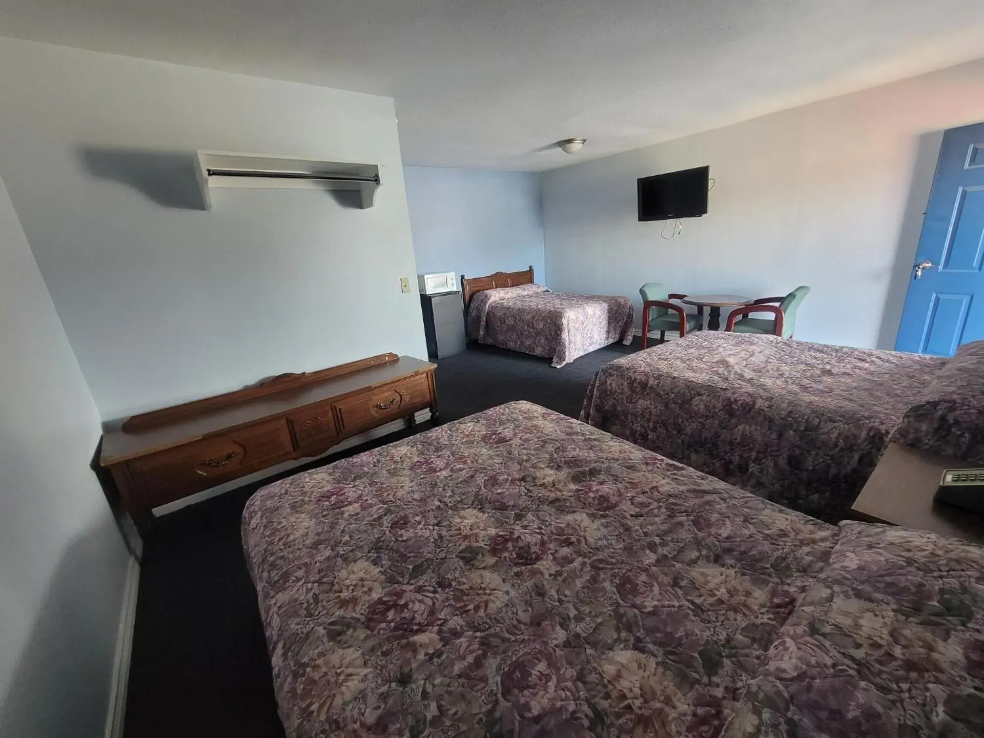 3 Full Beds with Kitchenette Non-Smoking in Heritage Budget Inn By OYO Hwy 84 3 Full Beds with Kitchenette Non-Smoking in Heritage Budget Inn By OYO Hwy 84