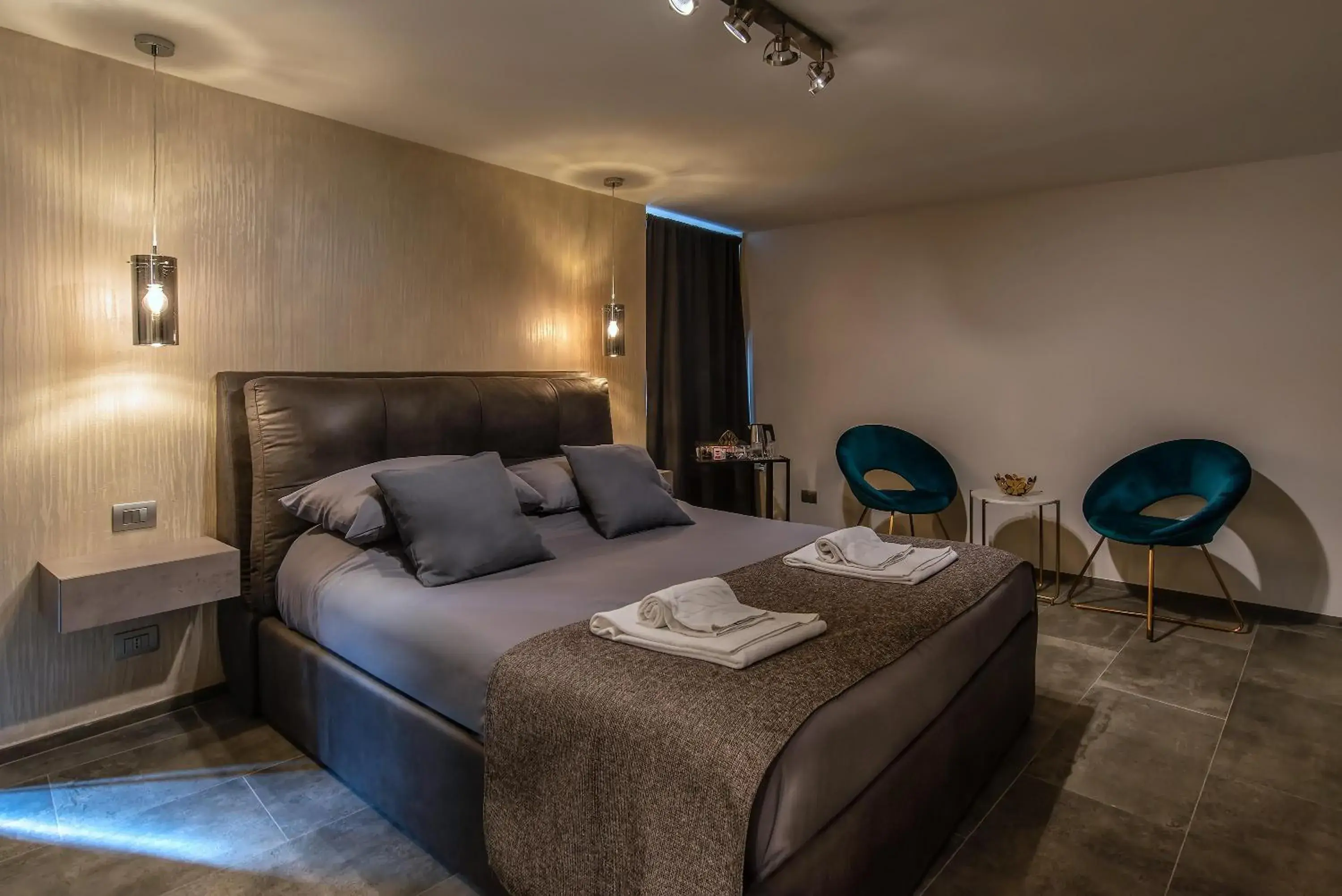 Double Room in Black And White Suite Double Room in Black And White Suite