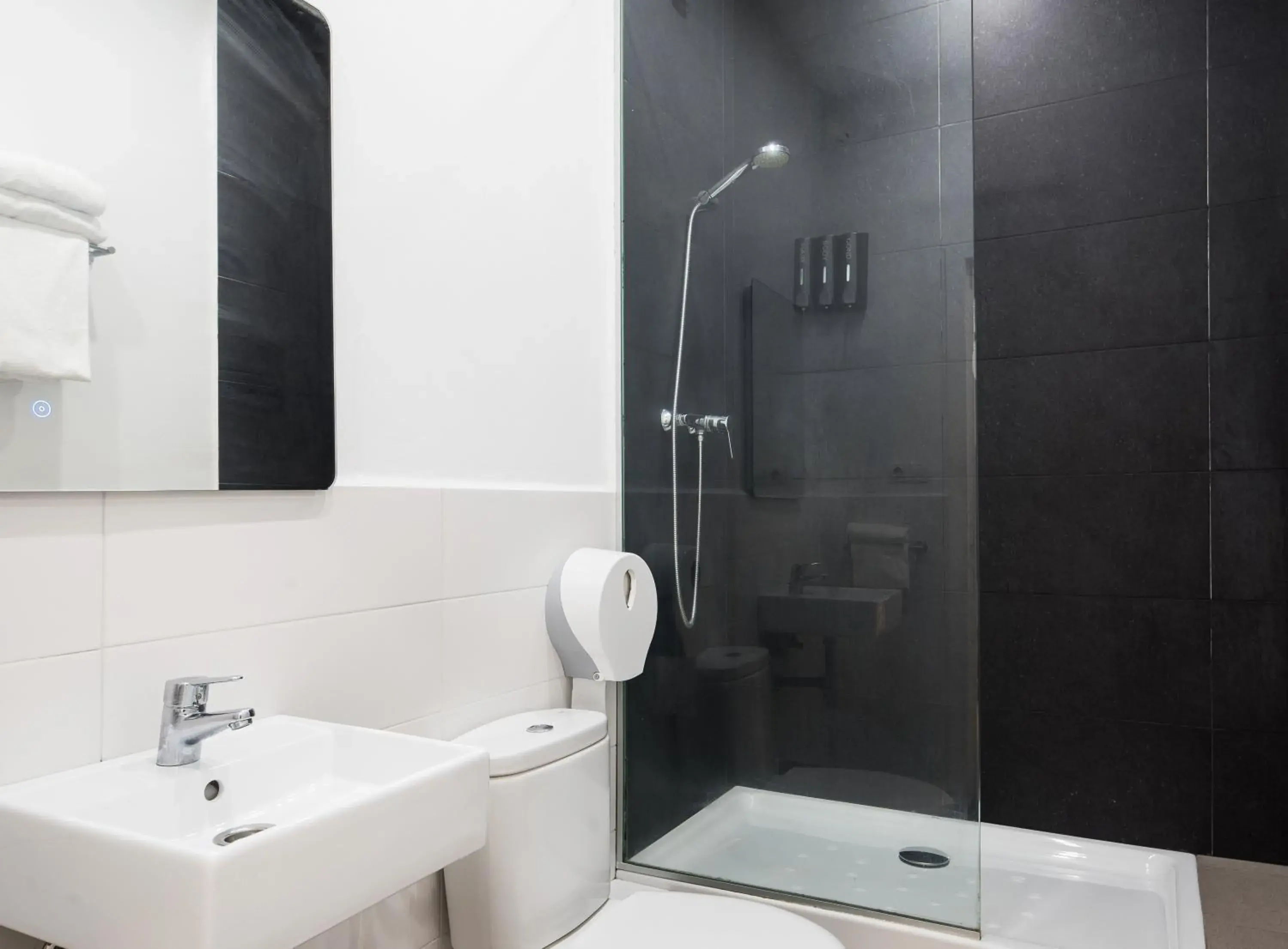 Quadruple Room with Private Bathroom in No Limit Barcelona Central Quadruple Room with Private Bathroom in No Limit Barcelona Central