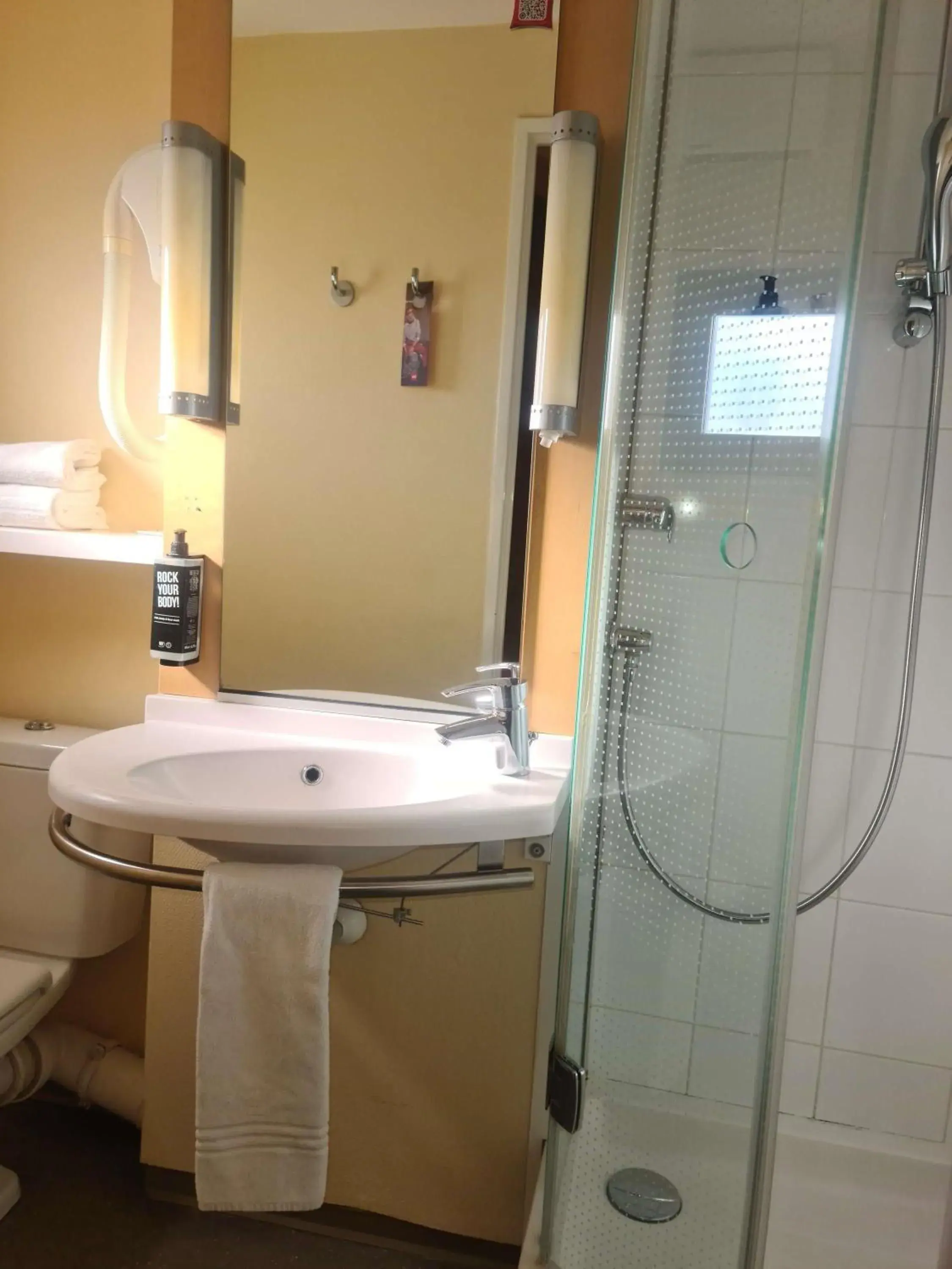 Standard Room with twin beds in ibis Marseille Centre Gare Saint Charles Standard Room with twin beds in ibis Marseille Centre Gare Saint Charles