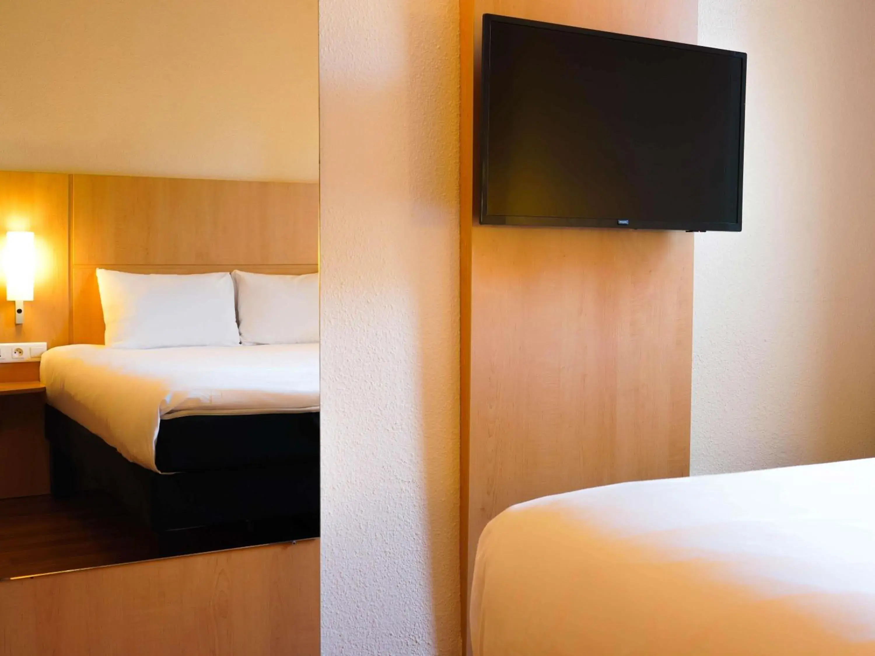 Standard Single Room - single occupancy in ibis Annecy Centre Vieille Ville Standard Single Room - single occupancy in ibis Annecy Centre Vieille Ville