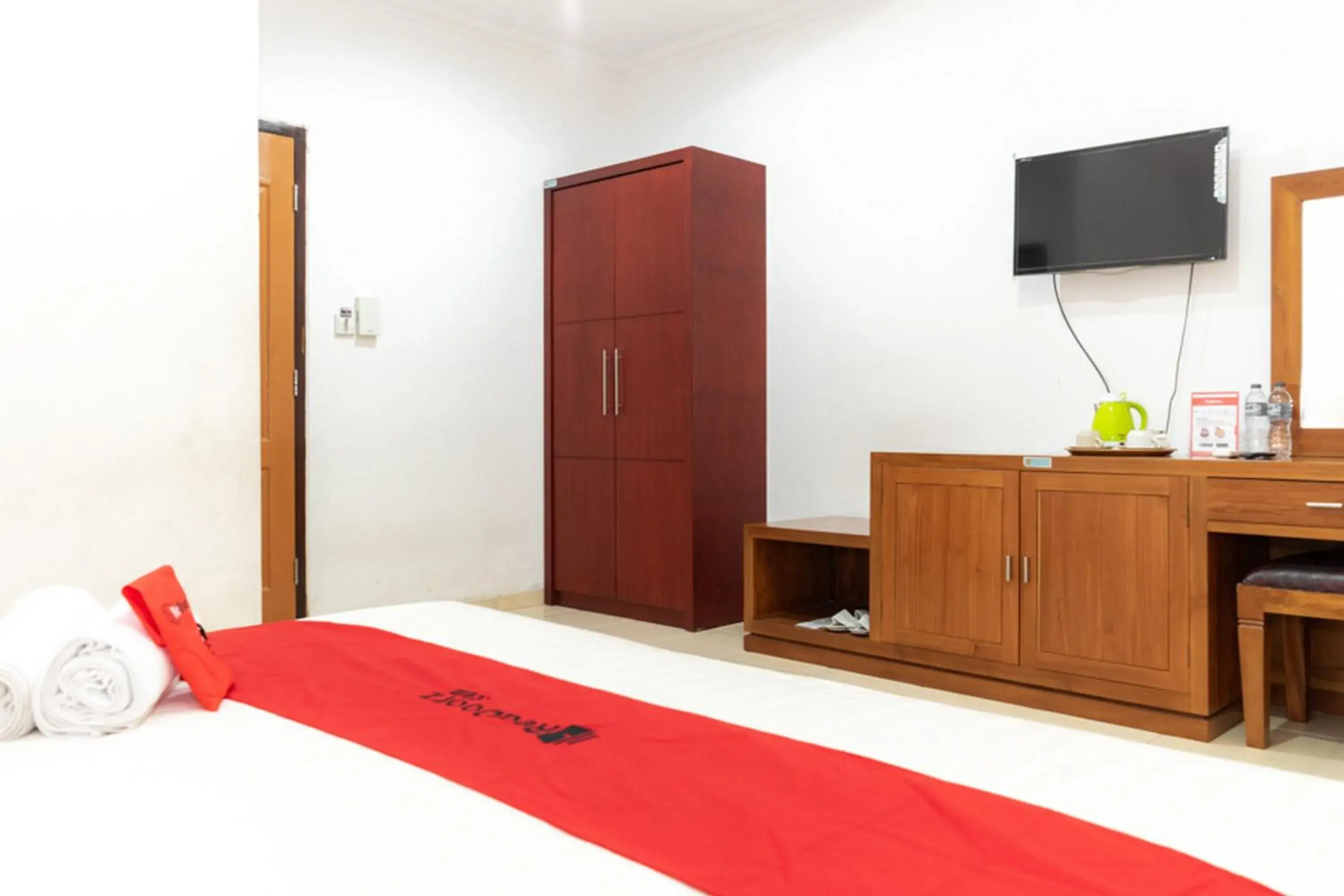 Double Room in RedDoorz Plus Syariah near Java Supermall Semarang 2 Double Room in RedDoorz Plus Syariah near Java Supermall Semarang 2