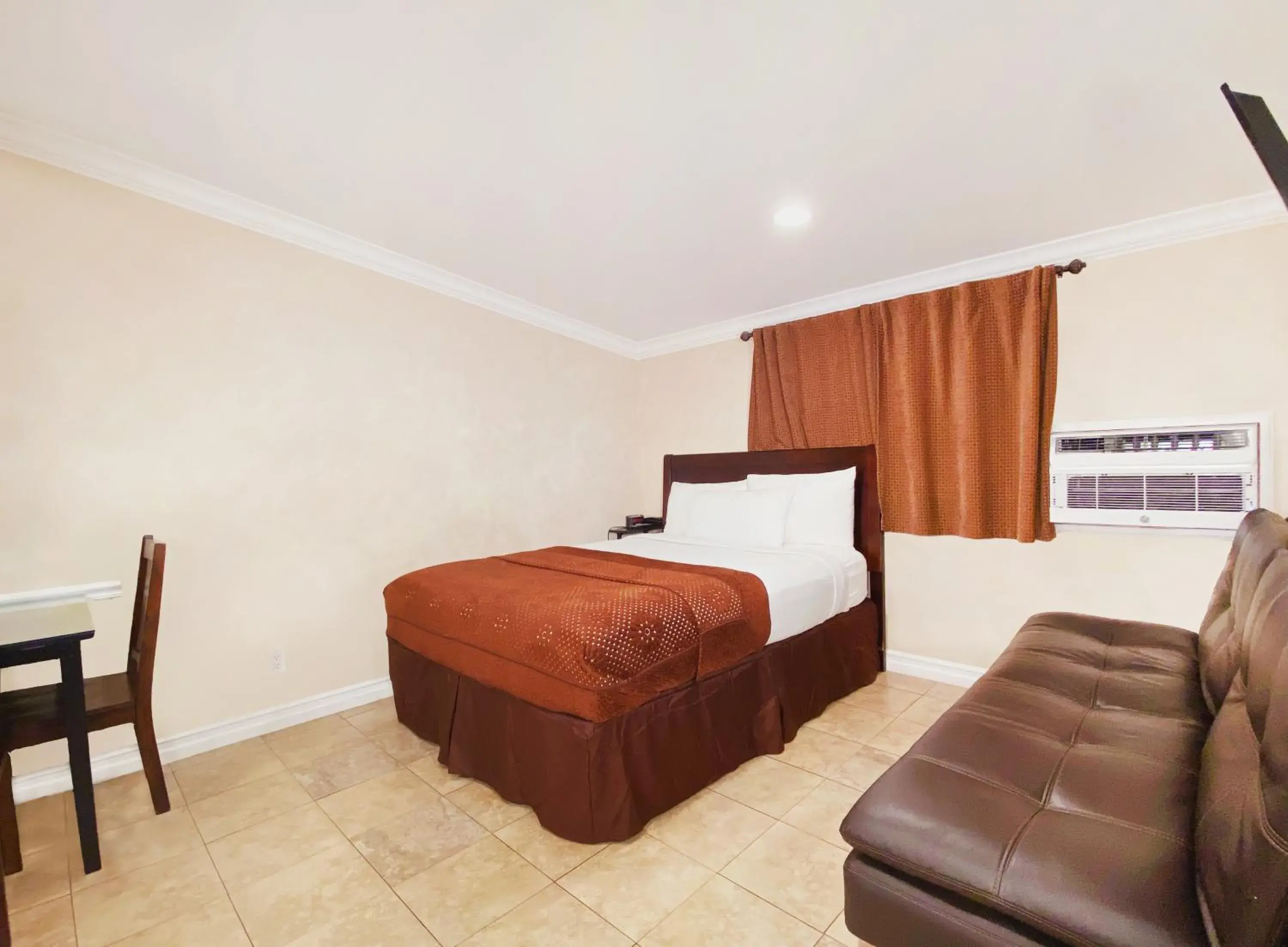 Deluxe One Queen Bed plus Sofabed in Nite Inn at Universal City - Walking Distance to Universal Studios Hollywood Deluxe One Queen Bed plus Sofabed in Nite Inn at Universal City - Walking Distance to Universal Studios Hollywood