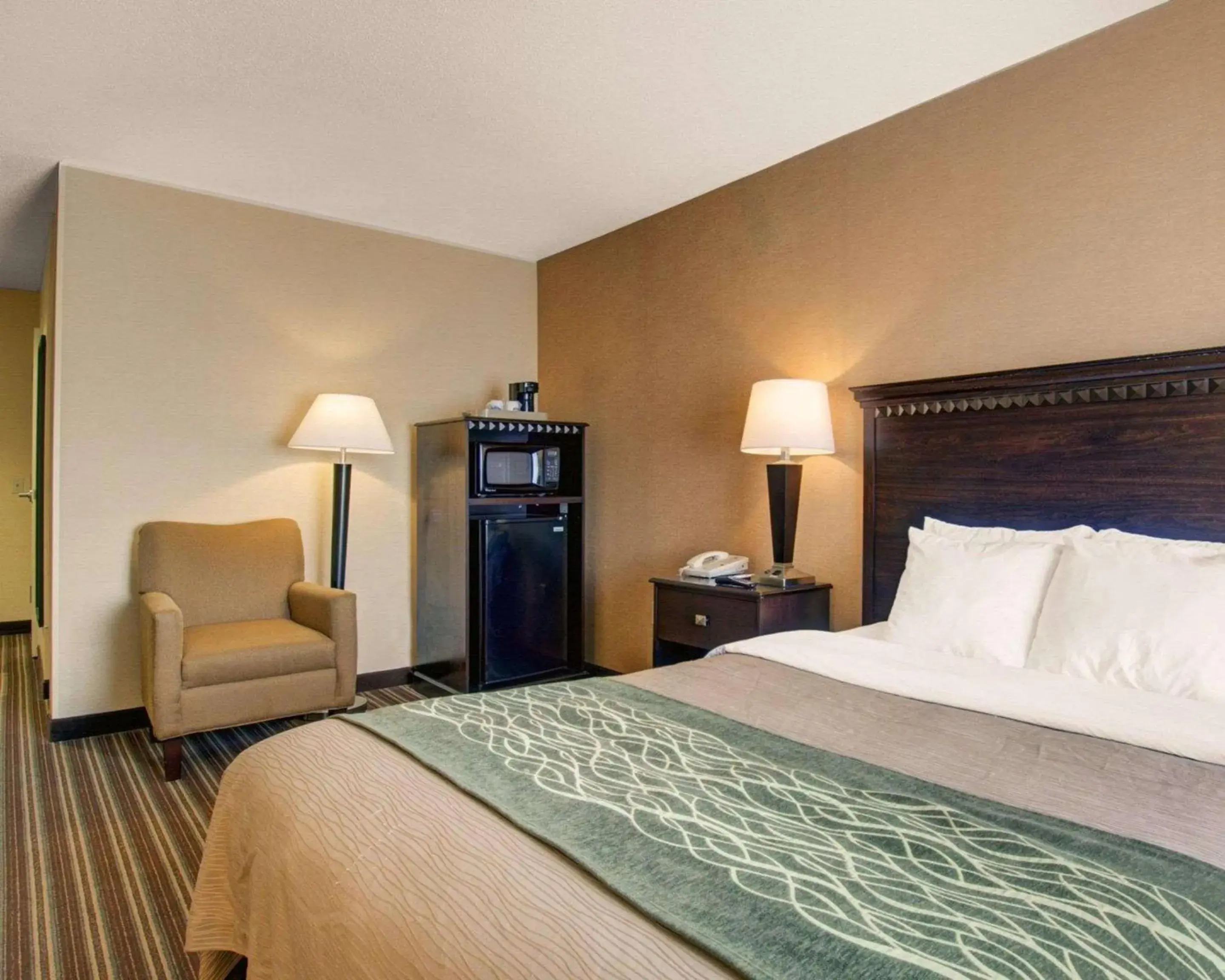 Queen Room - Accessible/Non-Smoking in The Inn At Woburn - Boston Queen Room - Accessible/Non-Smoking in The Inn At Woburn - Boston