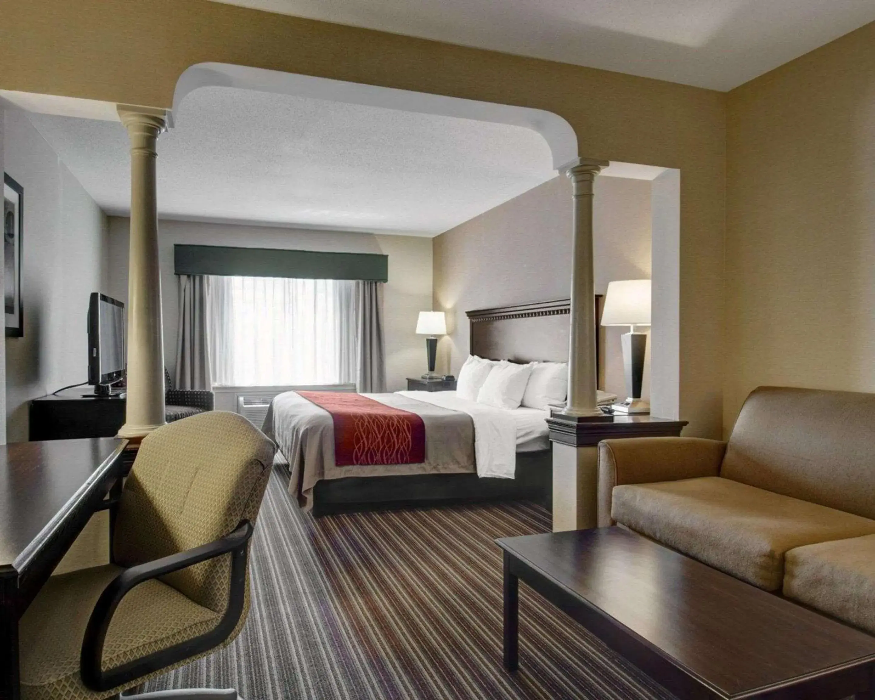 King Suite with Sofa Bed - Non-Smoking in The Inn At Woburn - Boston King Suite with Sofa Bed - Non-Smoking in The Inn At Woburn - Boston