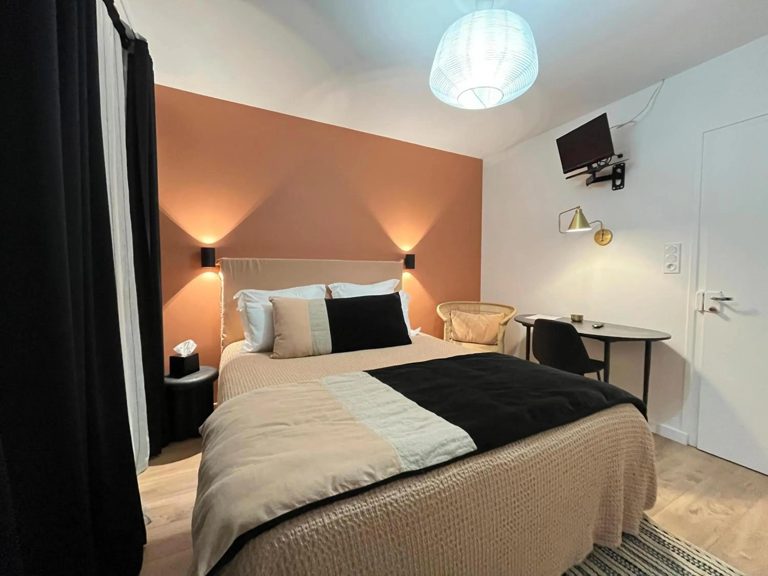 Double Room with Private Bathroom in Hôtel du Commerce Double Room with Private Bathroom in Hôtel du Commerce