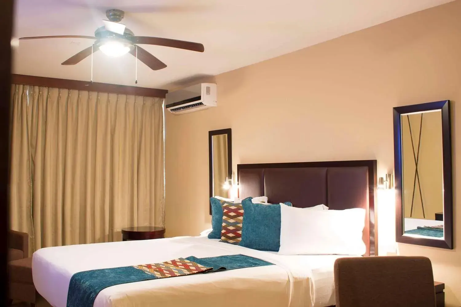 Deluxe Double Room with Double Bed in Best Western Plus Accra Beach Hotel Deluxe Double Room with Double Bed in Best Western Plus Accra Beach Hotel