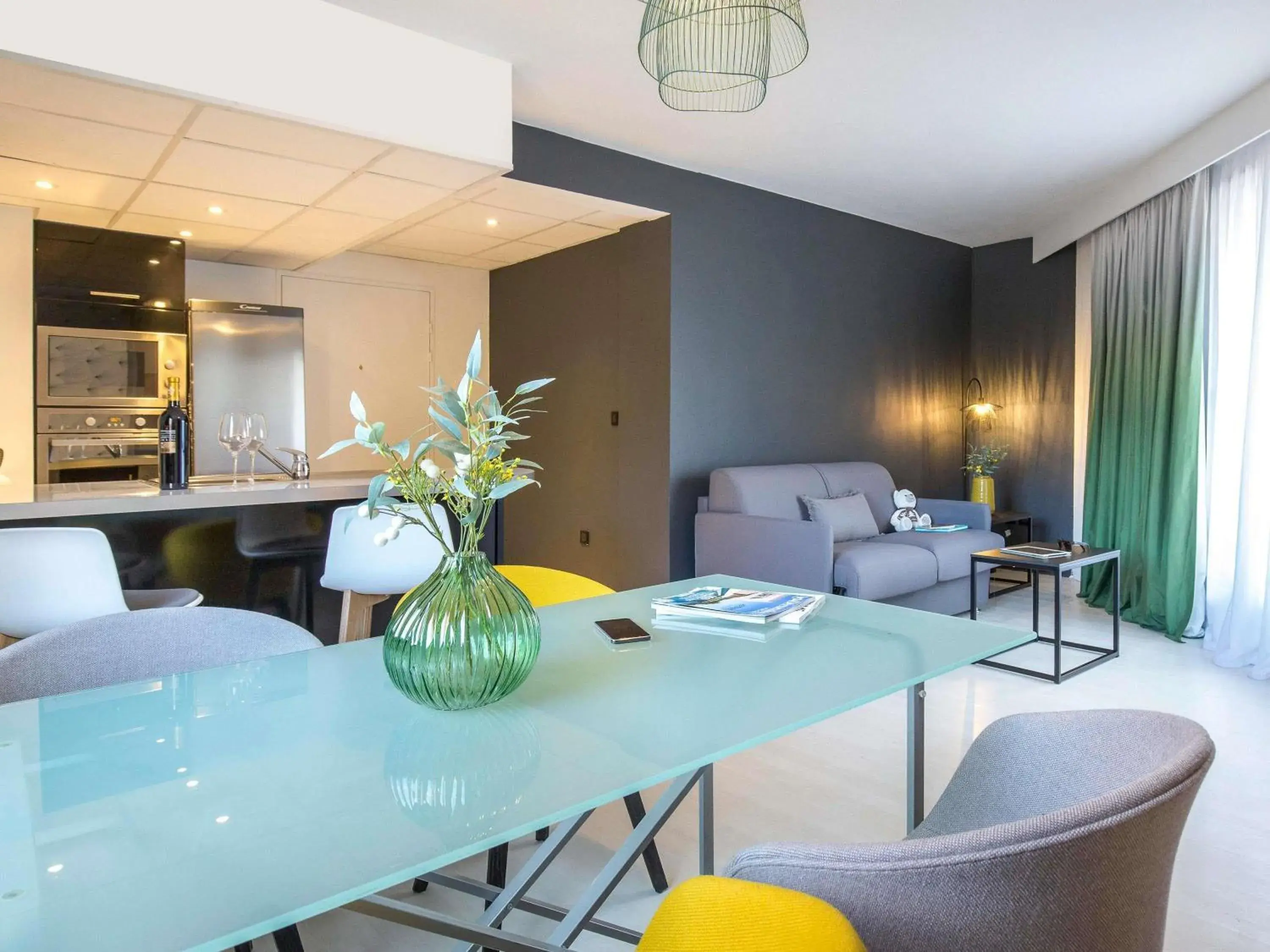 Apartment with two balconies in Mercure Hyères Centre Côte d'Azur Apartment with two balconies in Mercure Hyères Centre Côte d'Azur