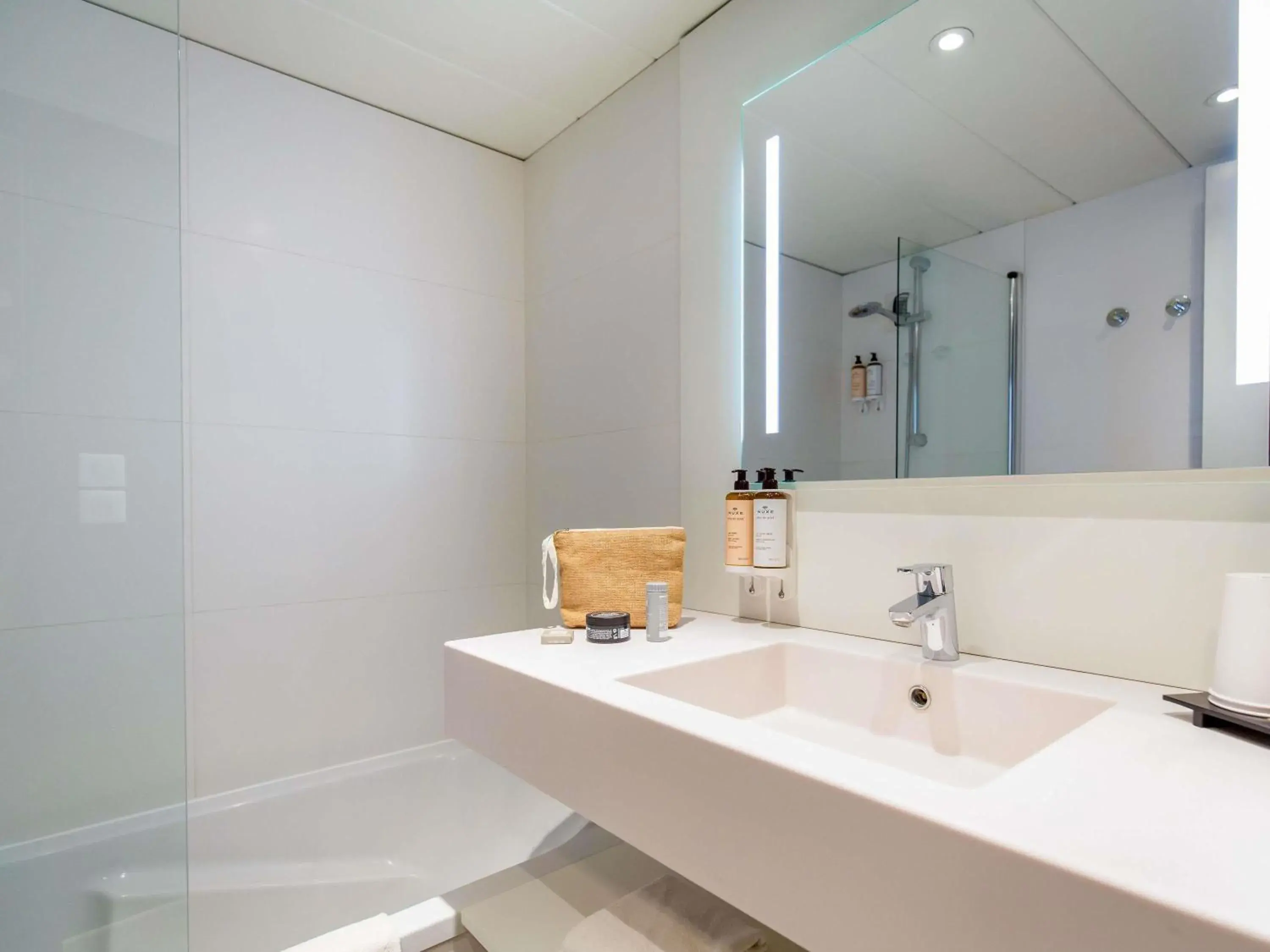 Junior Suite with balcony - One Double Bed and One Sofa Bed in Mercure Hyères Centre Côte d'Azur Junior Suite with balcony - One Double Bed and One Sofa Bed in Mercure Hyères Centre Côte d'Azur