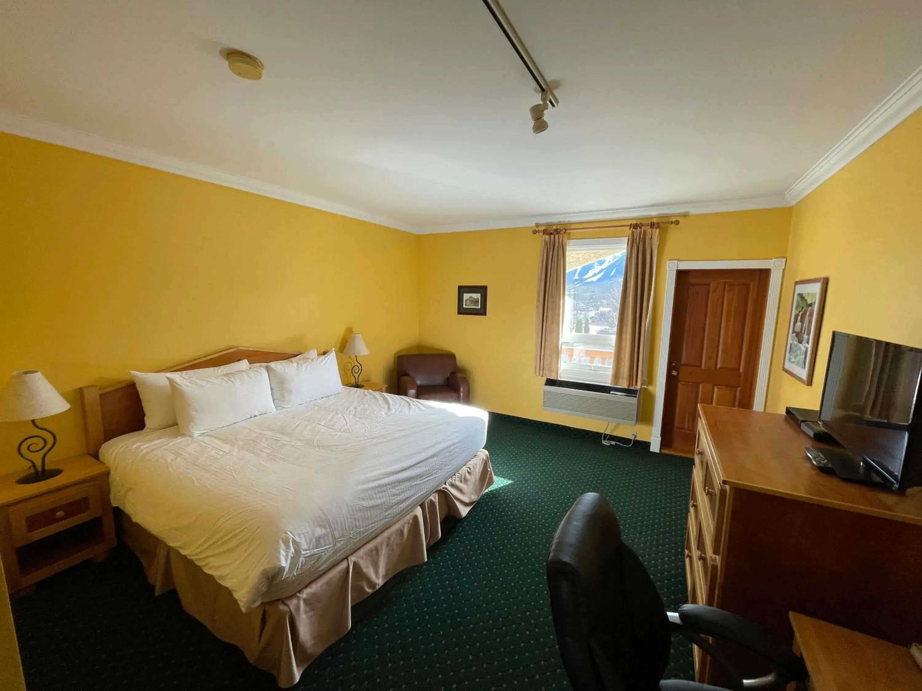Deluxe Room with King Bed - Non Pet Friendly in Park Place Lodge Deluxe Room with King Bed - Non Pet Friendly in Park Place Lodge