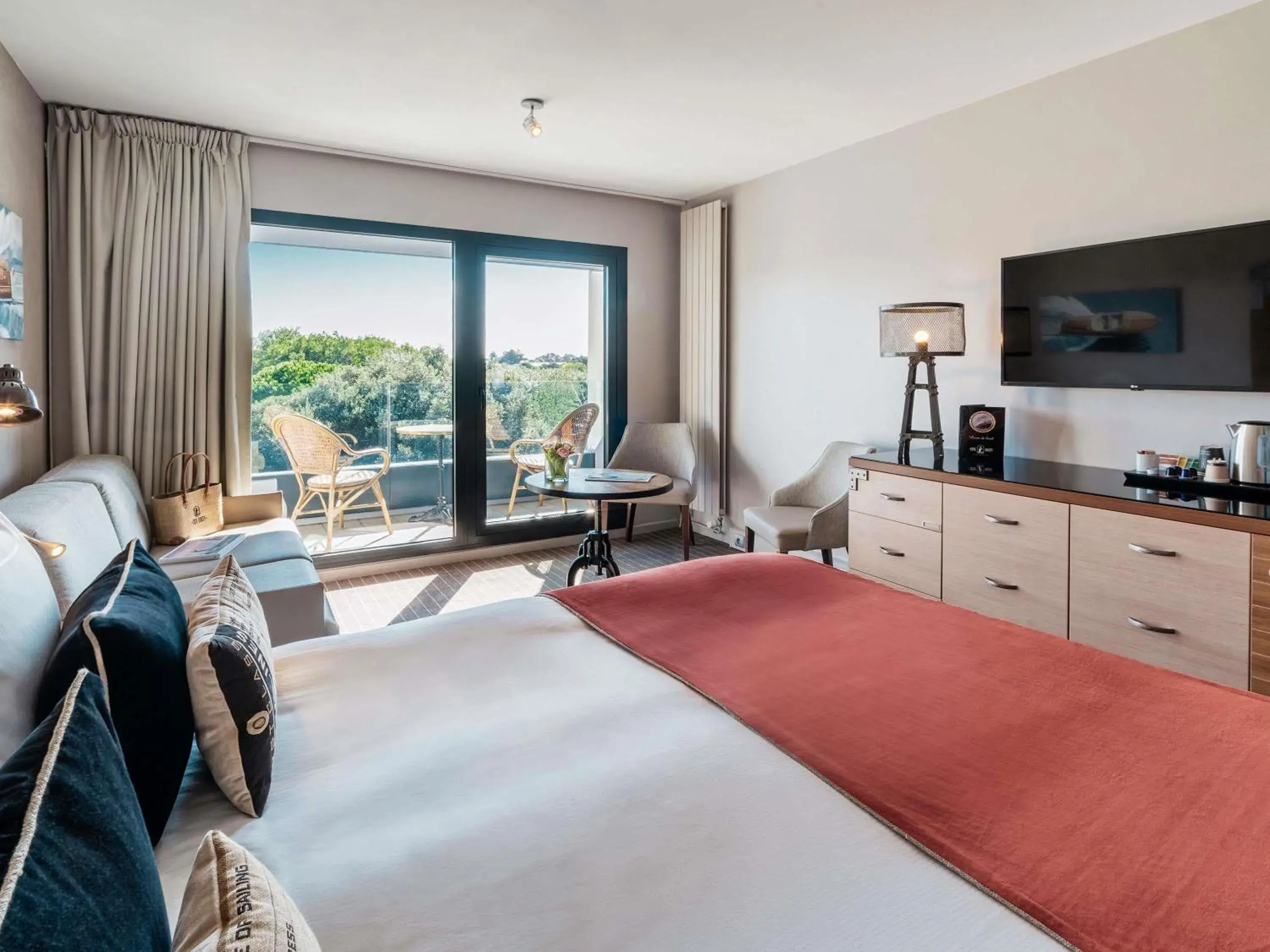 Classic Queen Room with Sofa Bed - Sea View in Côte Ouest Thalasso & Spa Les Sables d'Olonne - MGallery Collection Classic Queen Room with Sofa Bed - Sea View in Côte Ouest Thalasso & Spa Les Sables d'Olonne - MGallery Collection