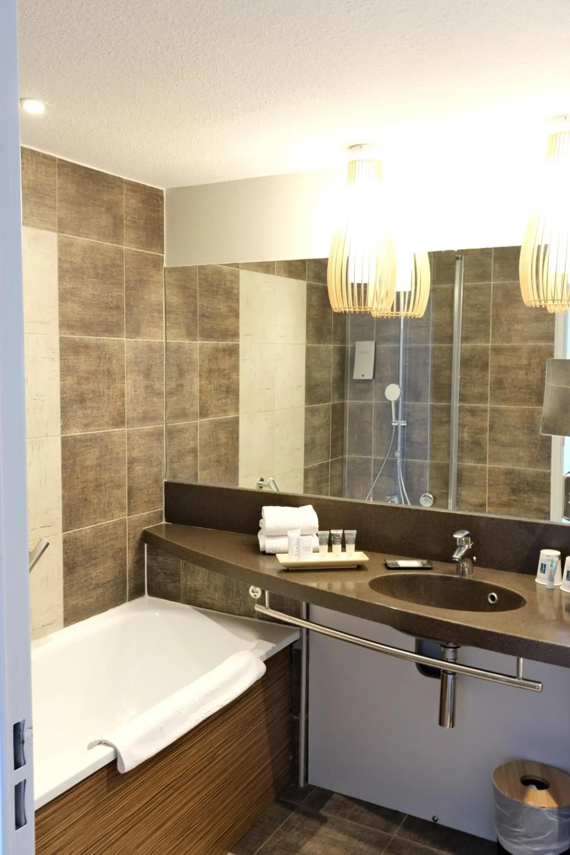 Triple Room with Sofa Bed and Side Sea View in Thalazur Port-Camargue - Hotel & Spa Triple Room with Sofa Bed and Side Sea View in Thalazur Port-Camargue - Hotel & Spa