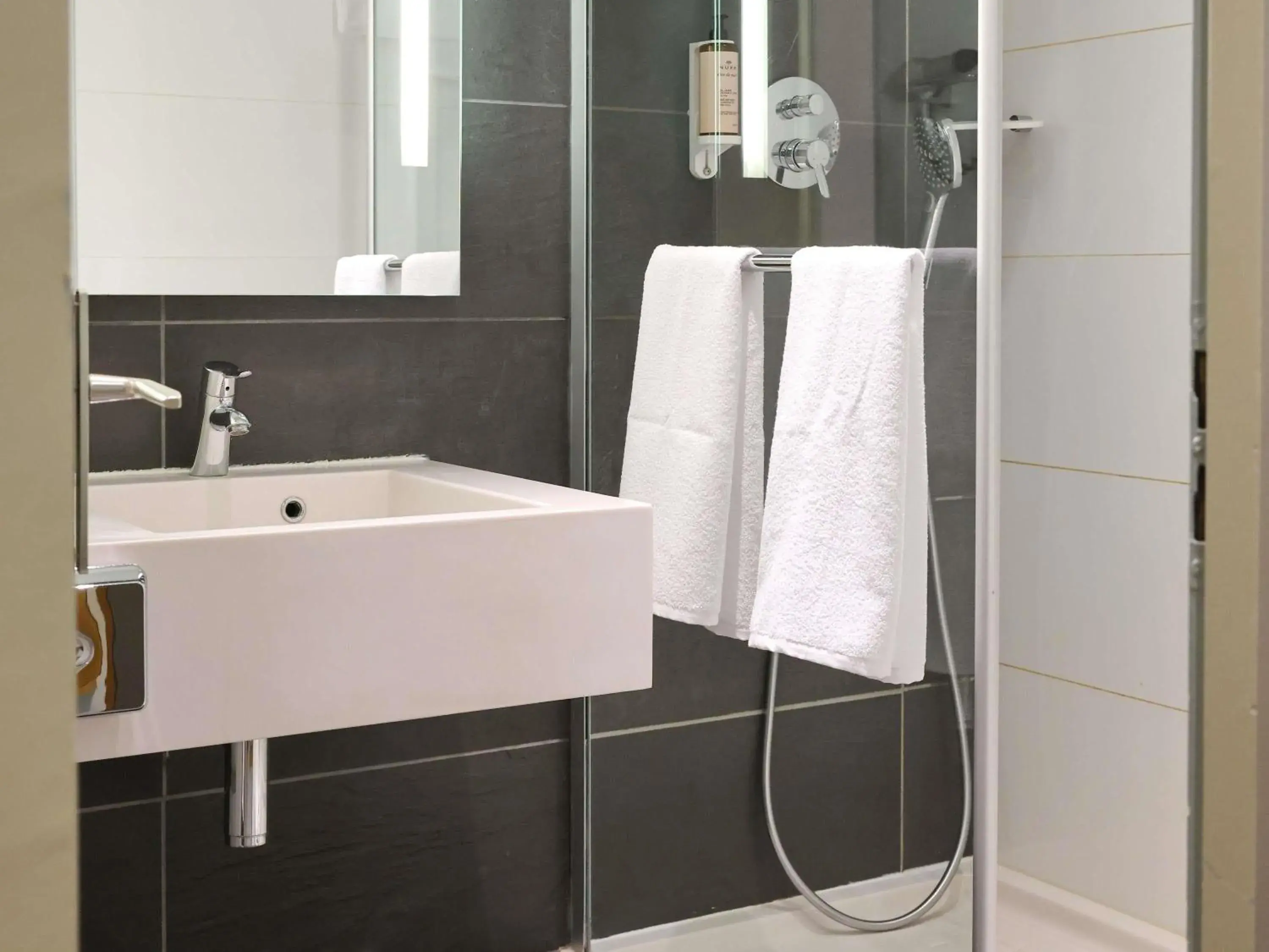 Standard Double Room in Mercure Grenoble Centre Porte des Alpes Standard Double Room in Mercure Grenoble Centre Porte des Alpes