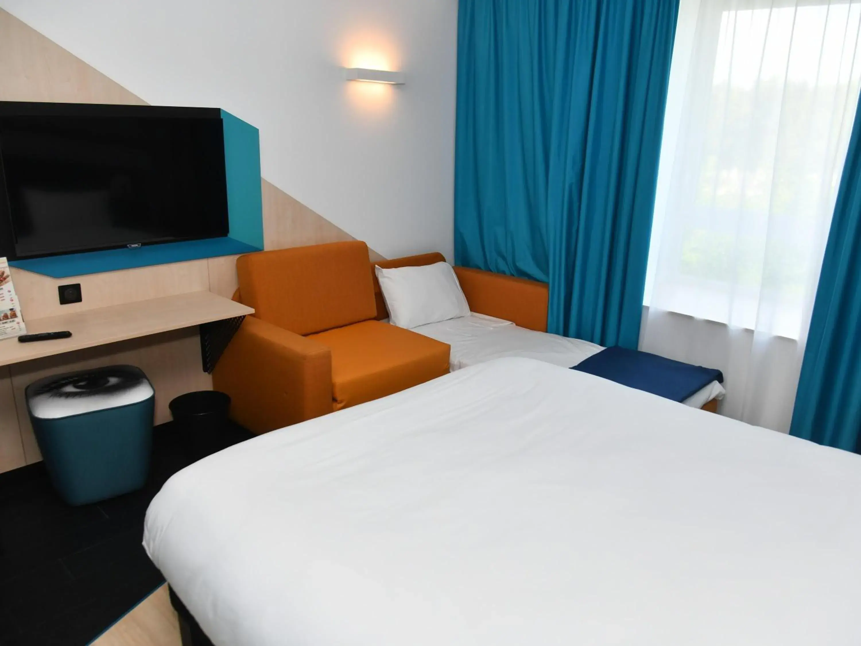 Confort Family Room with 1 double bed and 1 sofa bed in ibis Styles Avignon Sud Confort Family Room with 1 double bed and 1 sofa bed in ibis Styles Avignon Sud