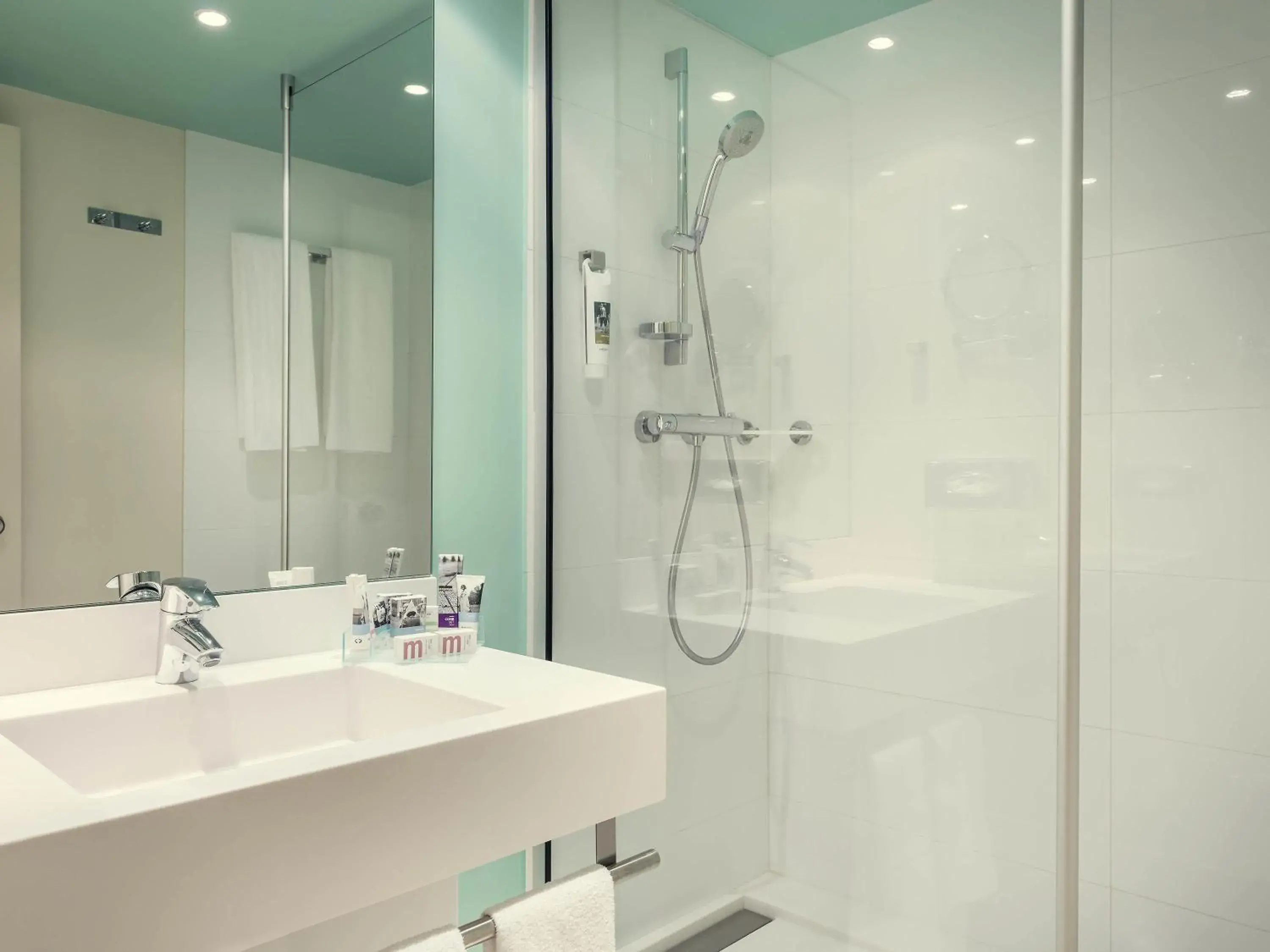 Standard Room with 1 Double Bed in Mercure Paris Le Bourget Aeroport Standard Room with 1 Double Bed in Mercure Paris Le Bourget Aeroport