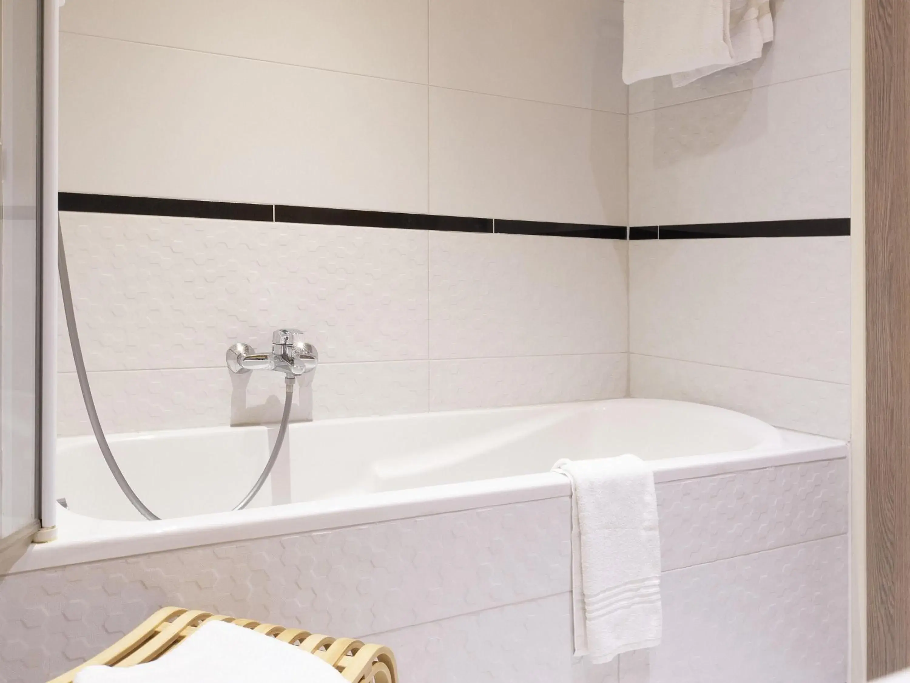 Superior Room with Two Zip Beds and a Single Bed in Mercure Hotel Forbach Centre de Loisirs Superior Room with Two Zip Beds and a Single Bed in Mercure Hotel Forbach Centre de Loisirs