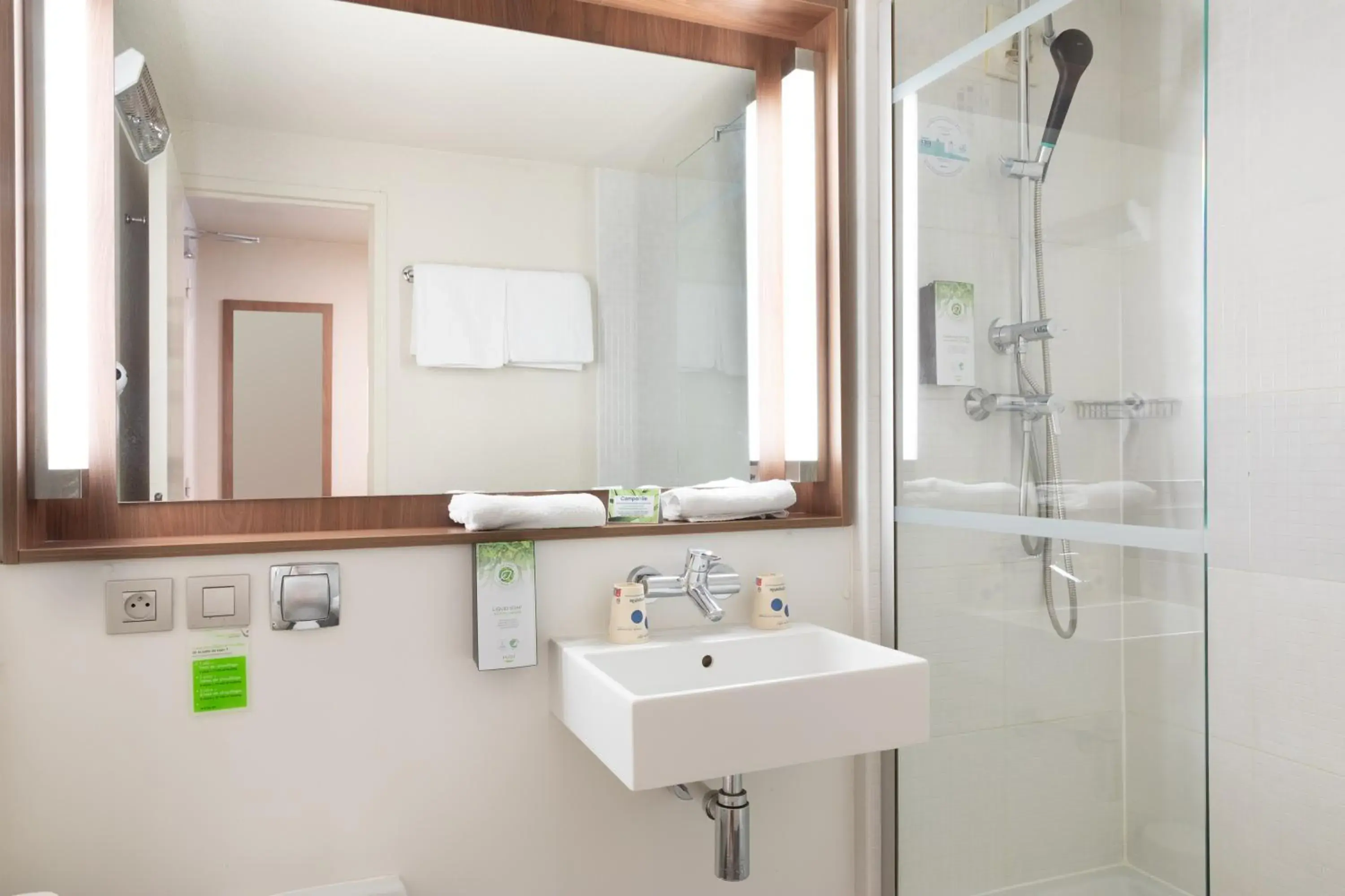 Superior Room with 1 Double Bed and 1 Extra Bed for 1 Child in Campanile Créteil - Bonneuil Sur Marne Superior Room with 1 Double Bed and 1 Extra Bed for 1 Child in Campanile Créteil - Bonneuil Sur Marne