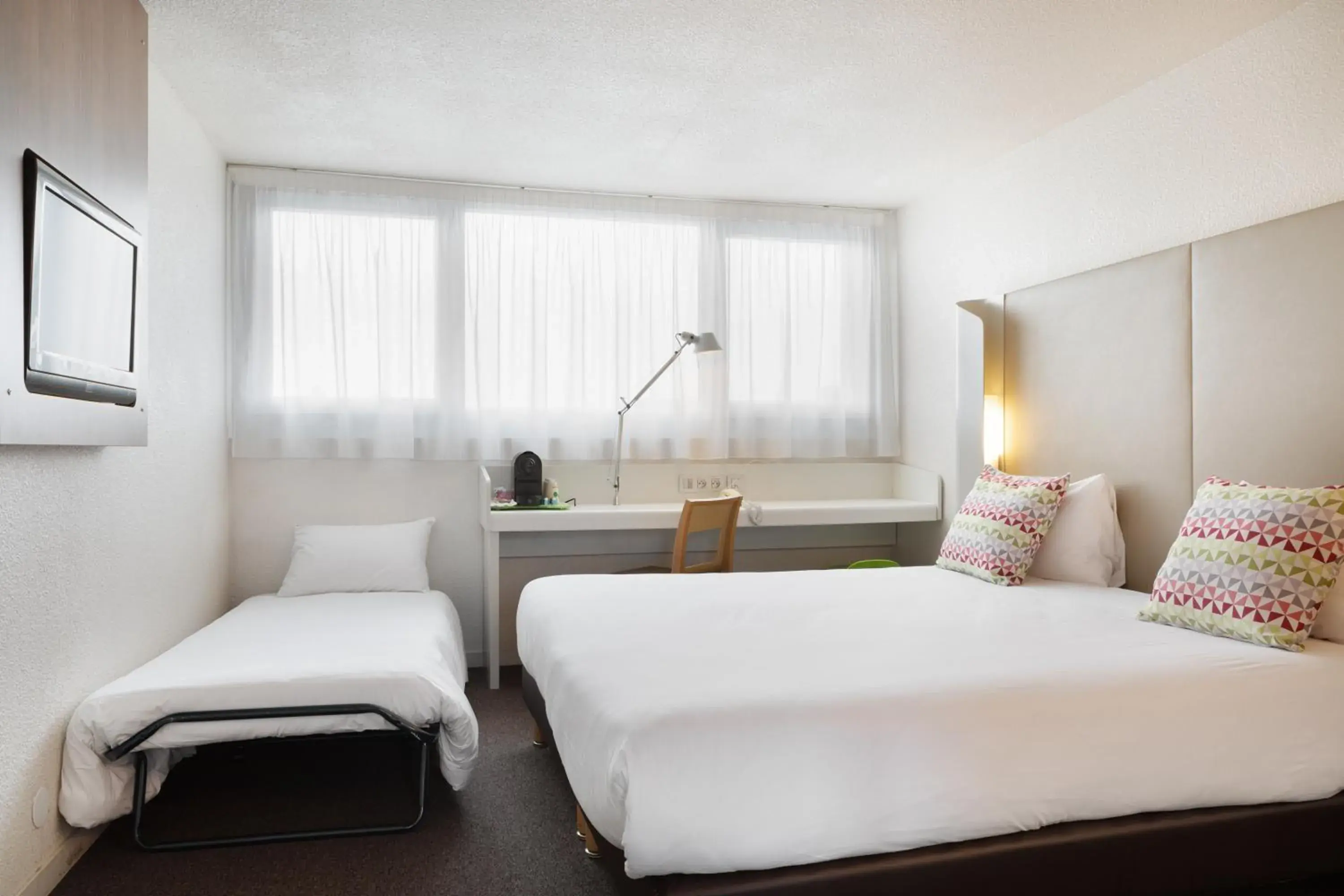 Superior Room with 1 Double Bed and 1 Extra Bed for 1 Child in Campanile Créteil - Bonneuil Sur Marne Superior Room with 1 Double Bed and 1 Extra Bed for 1 Child in Campanile Créteil - Bonneuil Sur Marne