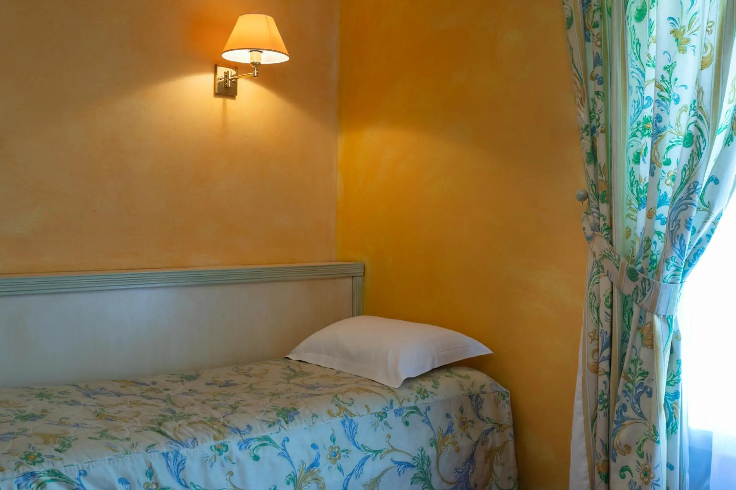 Comfort Triple Room in Hôtel Mireille Comfort Triple Room in Hôtel Mireille