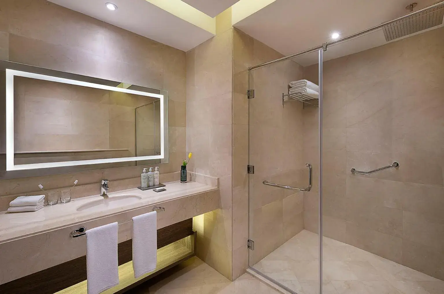 Deluxe King Room - Non-Smoking in voco Al Khobar by IHG Deluxe King Room - Non-Smoking in voco Al Khobar by IHG