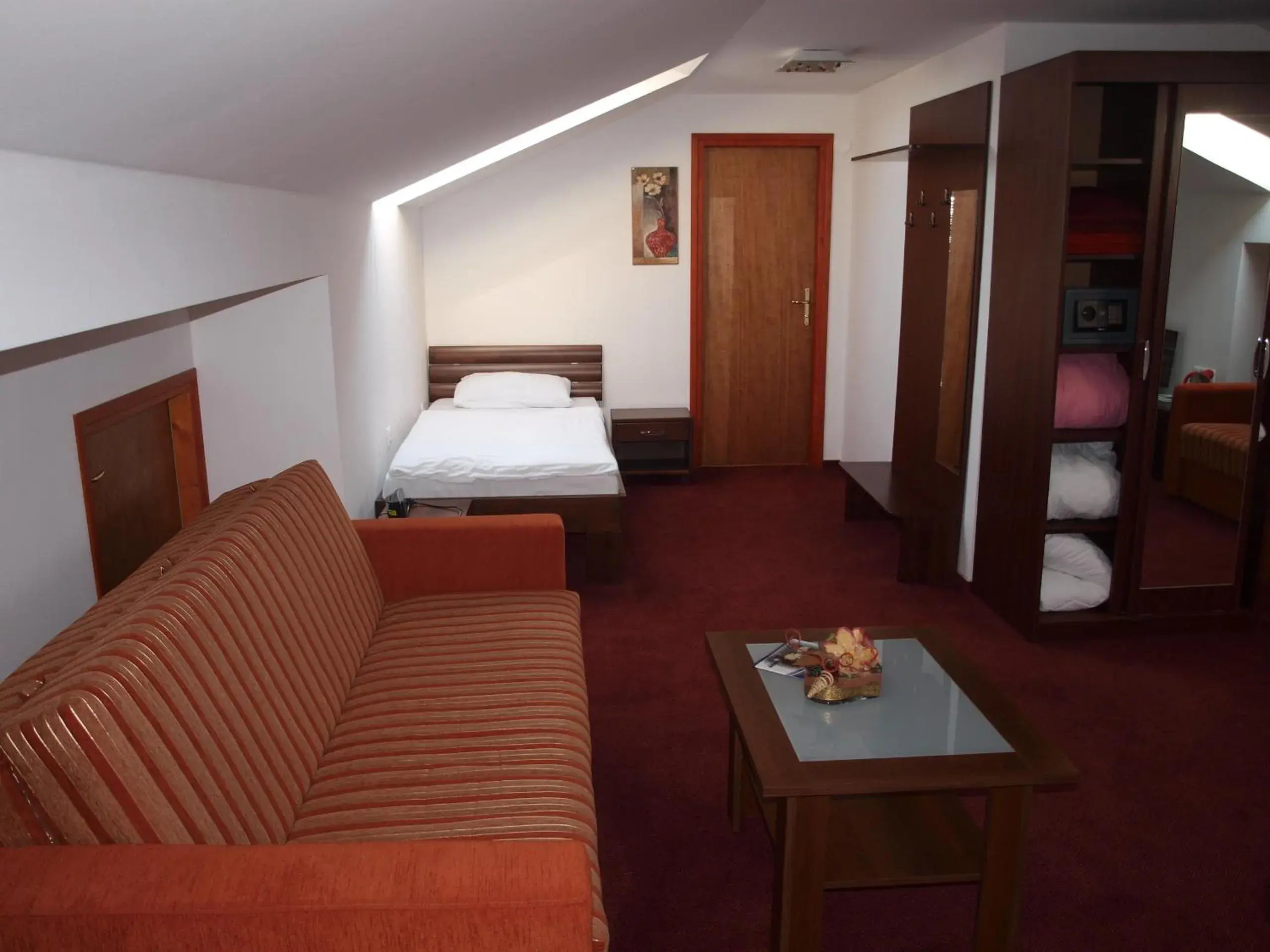 Family Room with Private Bathroom in Hotel Orion Family Room with Private Bathroom in Hotel Orion