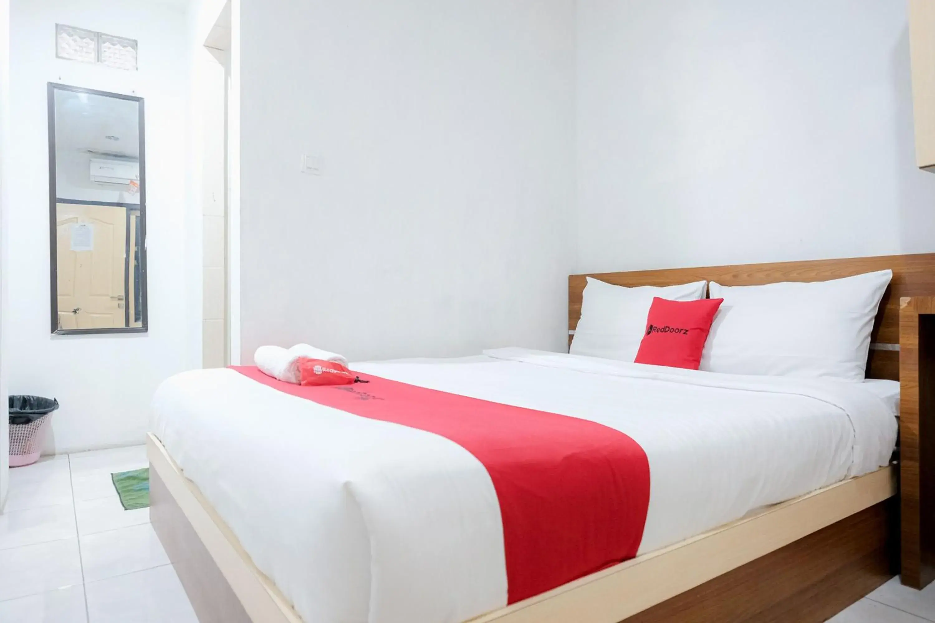 Double Room in RedDoorz near Tugu Pers Jambi Double Room in RedDoorz near Tugu Pers Jambi