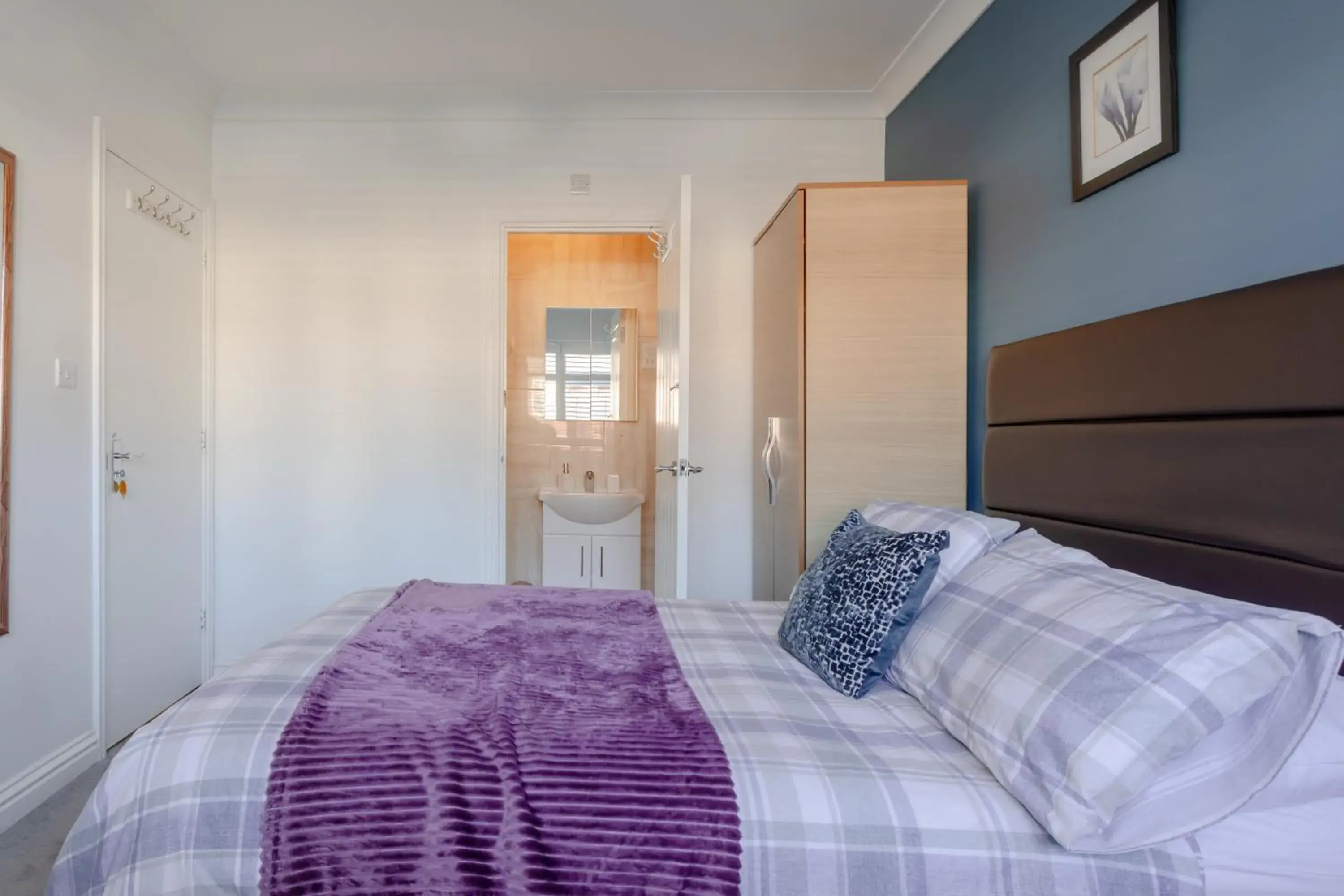 Deluxe Double Room in Apple House Wembley Deluxe Double Room in Apple House Wembley