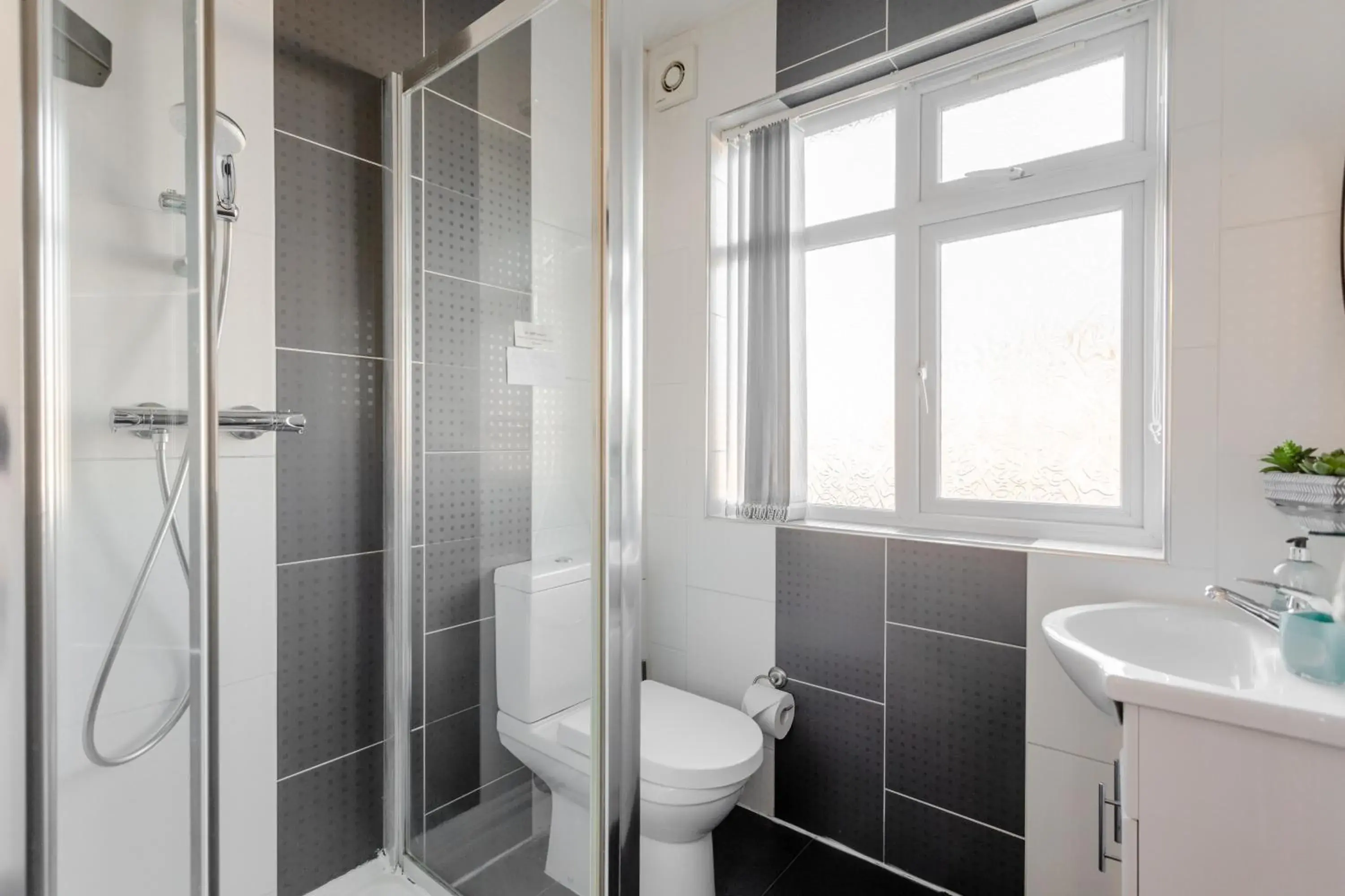 Twin Room with Shared Bathroom in Apple House Wembley Twin Room with Shared Bathroom in Apple House Wembley