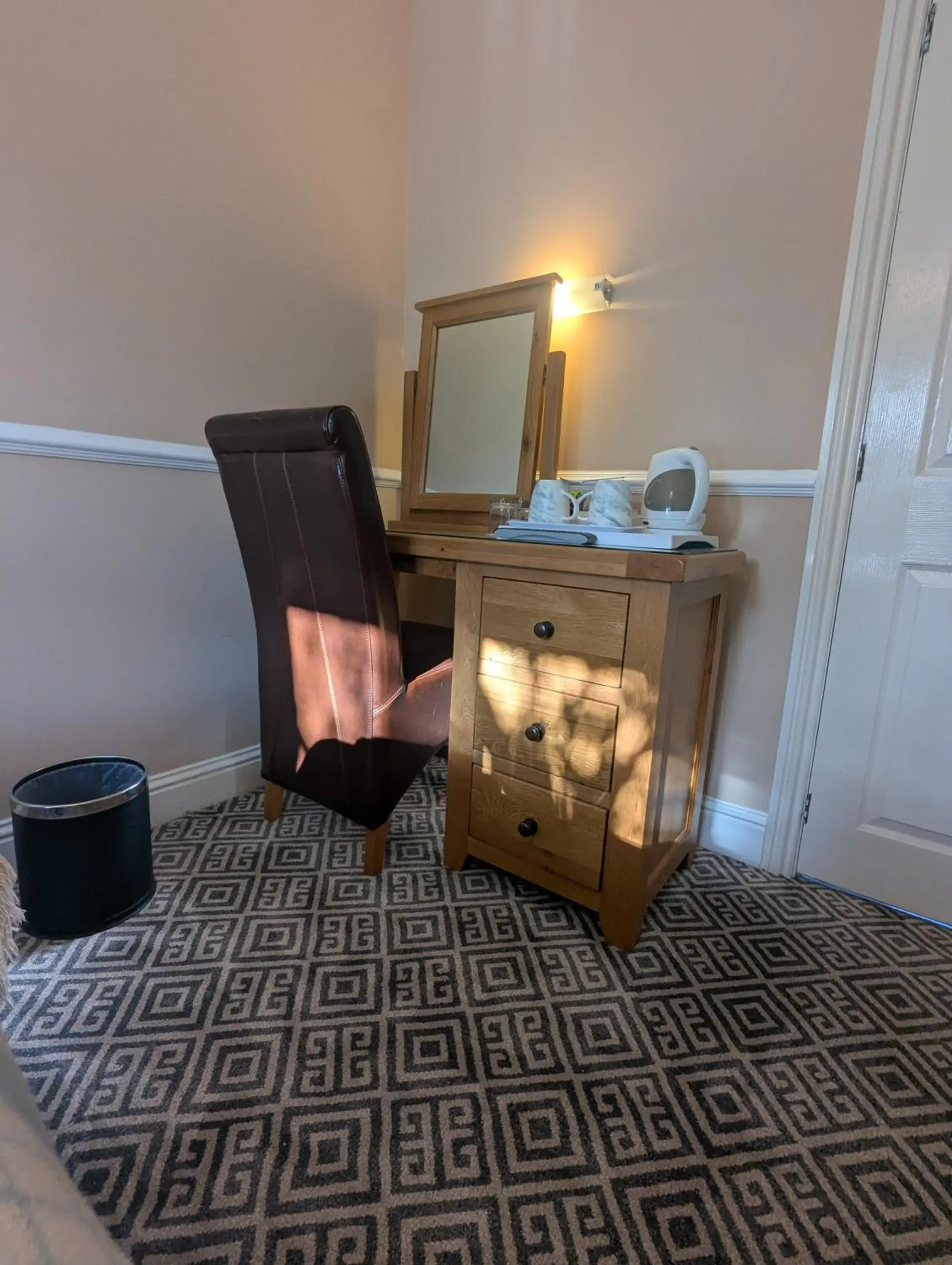 Small Double Room - single occupancy in Willowbank House Small Double Room - single occupancy in Willowbank House