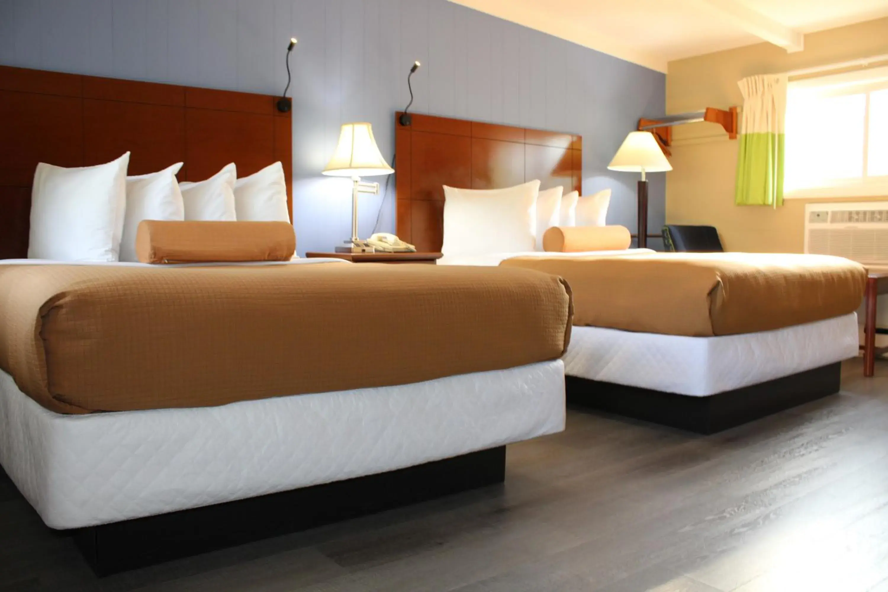 Queen Room with Two Queen Beds in Claremont Motor Lodge Queen Room with Two Queen Beds in Claremont Motor Lodge