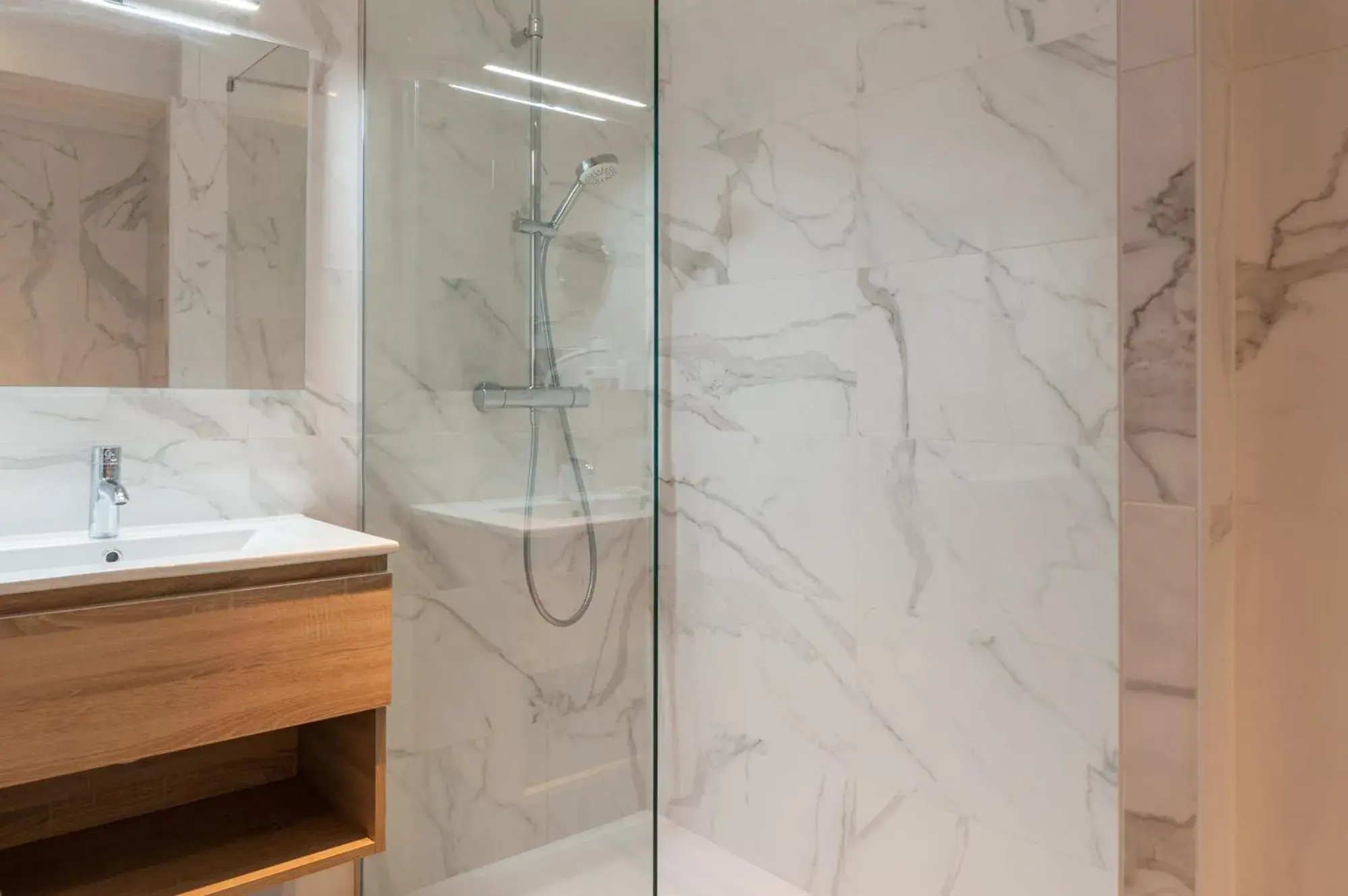 Double Room with City View in Hôtel The Originals Miramar, Royan Pontaillac Double Room with City View in Hôtel The Originals Miramar, Royan Pontaillac