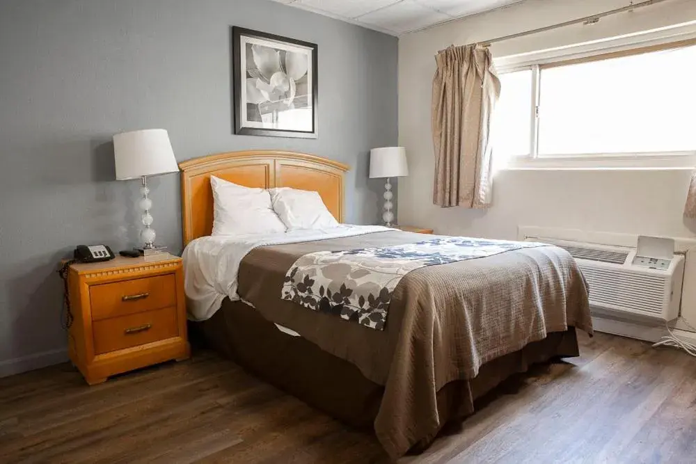 Queen Room - Smoking in Bedford Motel Queen Room - Smoking in Bedford Motel