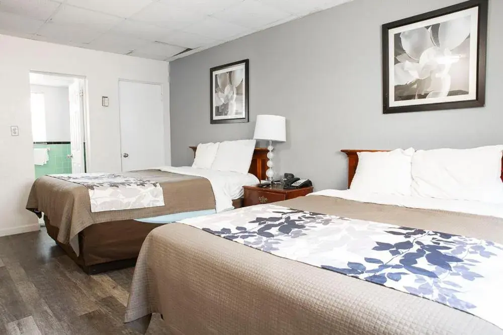 Queen Room with Two Queen Beds - Non-Smoking in Bedford Motel Queen Room with Two Queen Beds - Non-Smoking in Bedford Motel